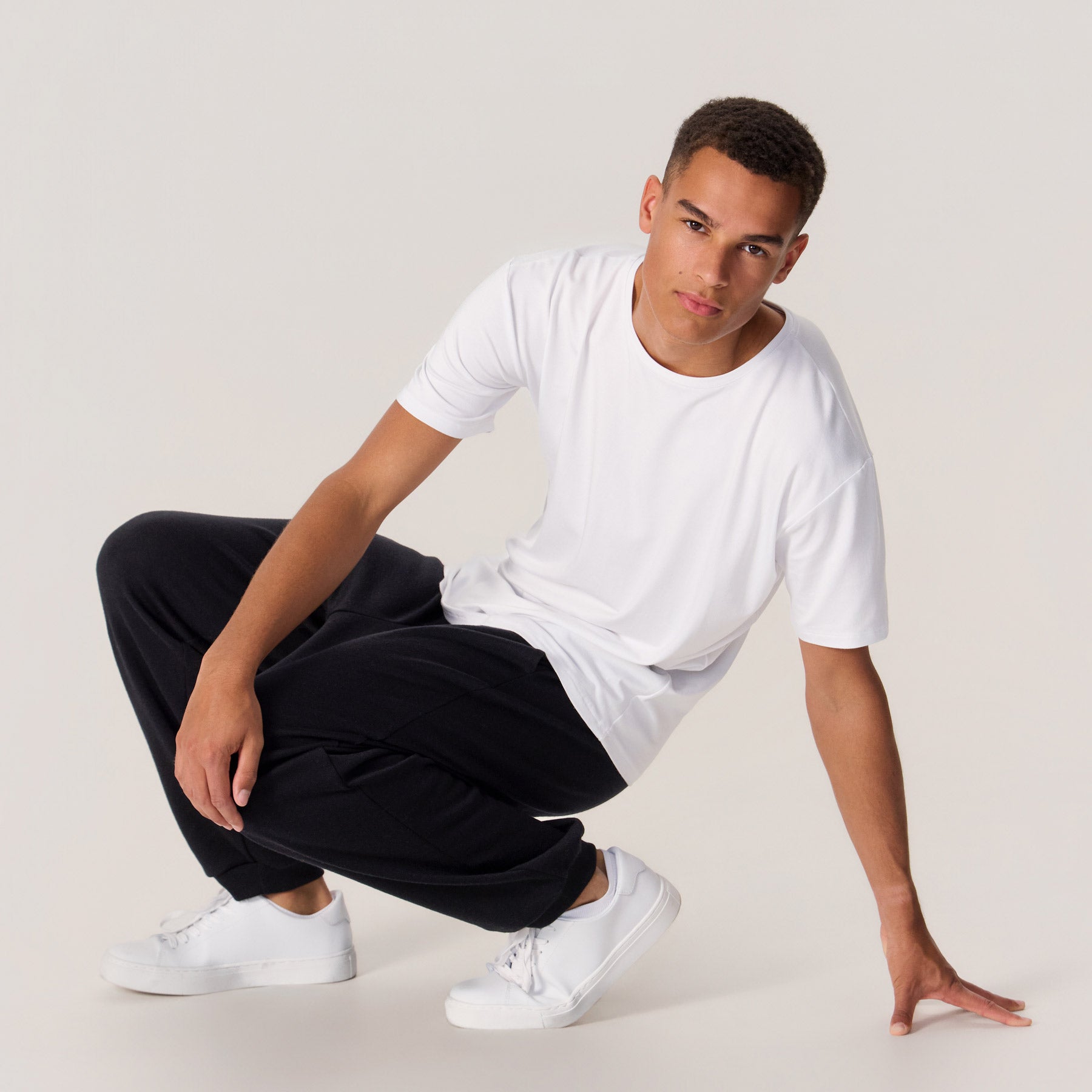 Valkoinen SLIMMI miesten t-paita ja mustat Hengailu housut. Valmistettu Suomessa, Kangasalla.