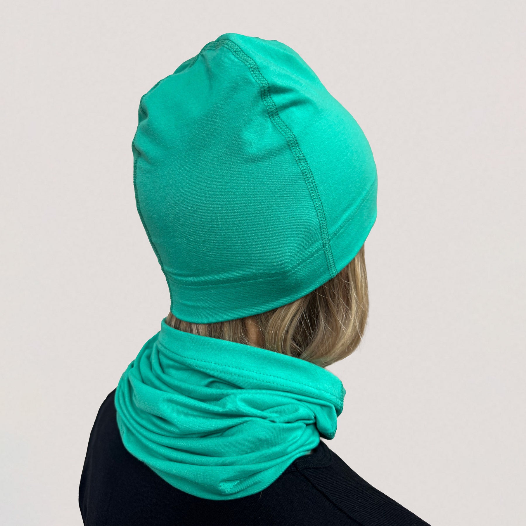 Bambuinen aluspipo ja tuubihuivi kirkkaan vihreänä.