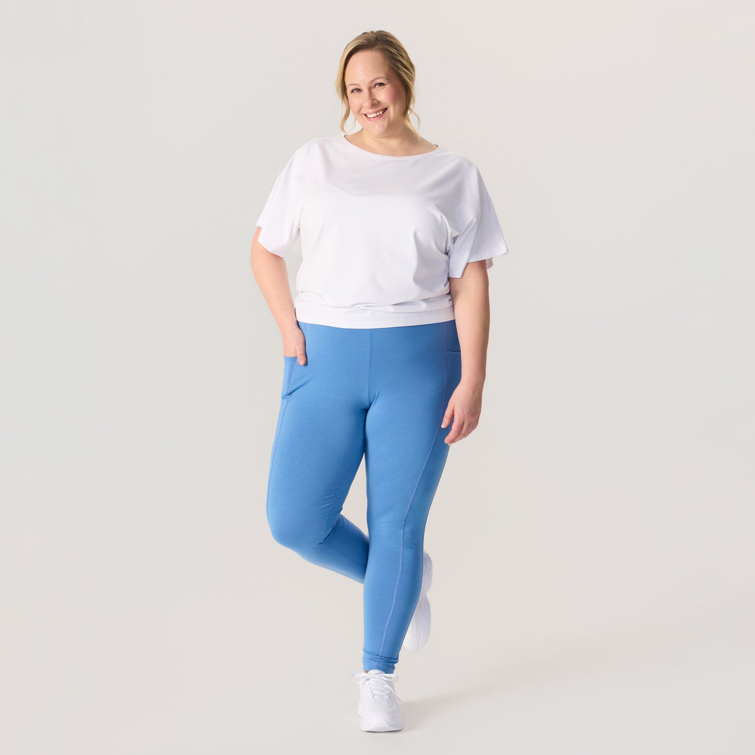 Harmaansiniset LEMPI treenileggingsit ja valkoinen JOKAPAIKAN pusero. Napakasta ja pehmeästä viskoosista (bambu) valmistettu asu on mukava ja rento arkeen ja vapaa-aikaan.
