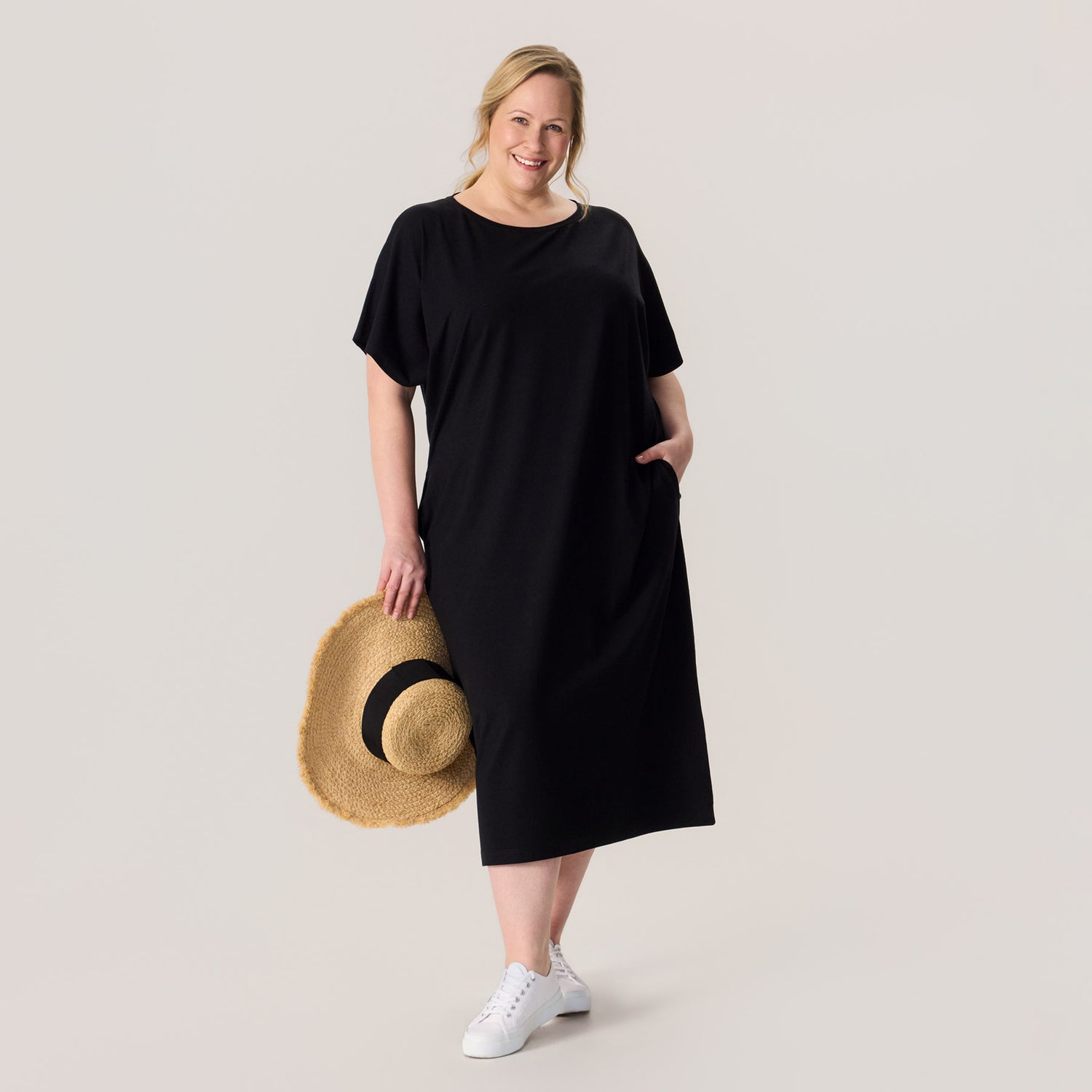 Mustan JOKAPAIKAN kaftaani on lyhythihainen, puoleen sääreen ulottuva mekko, jossa on taskut.