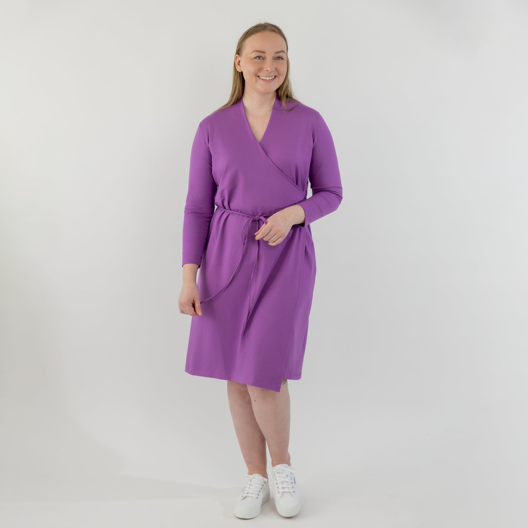 Violetti Kietaisumekko, jossa on naisellinen leikkaus ja tyylikäs vyötärön korostus.