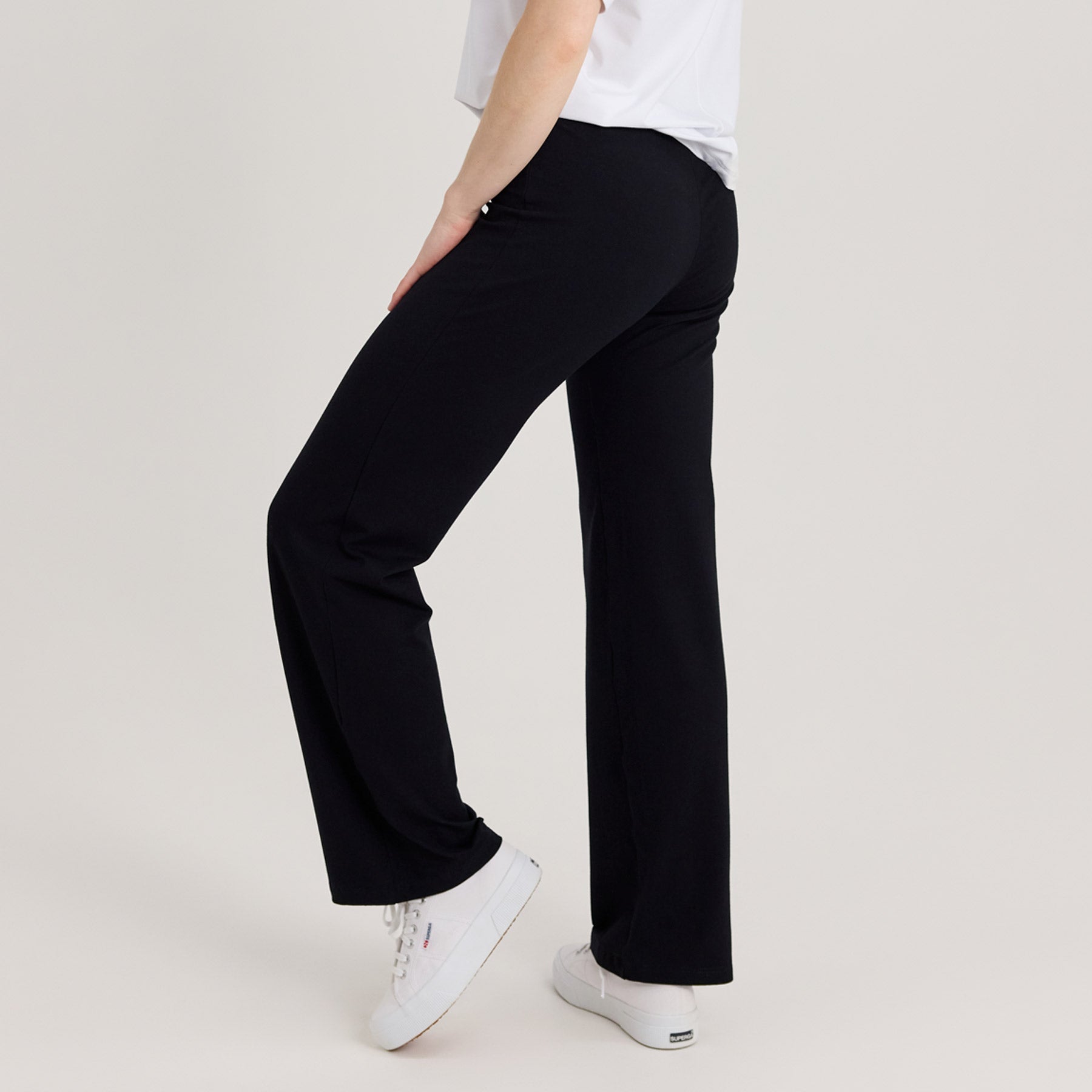 Lähikuva suorista bambuhousuista sivuttain. Pelkistetty, taskuton malli ja kauniisti laskeutuva kangas.