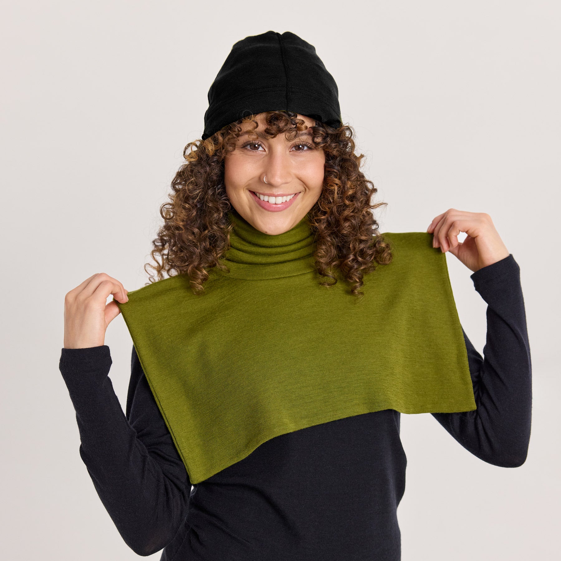 Musta merinovillainen aluspipo on kätevä pieni asuste kypärän alle ulkoiluun, vapaa-aikaan ja urheiluun.