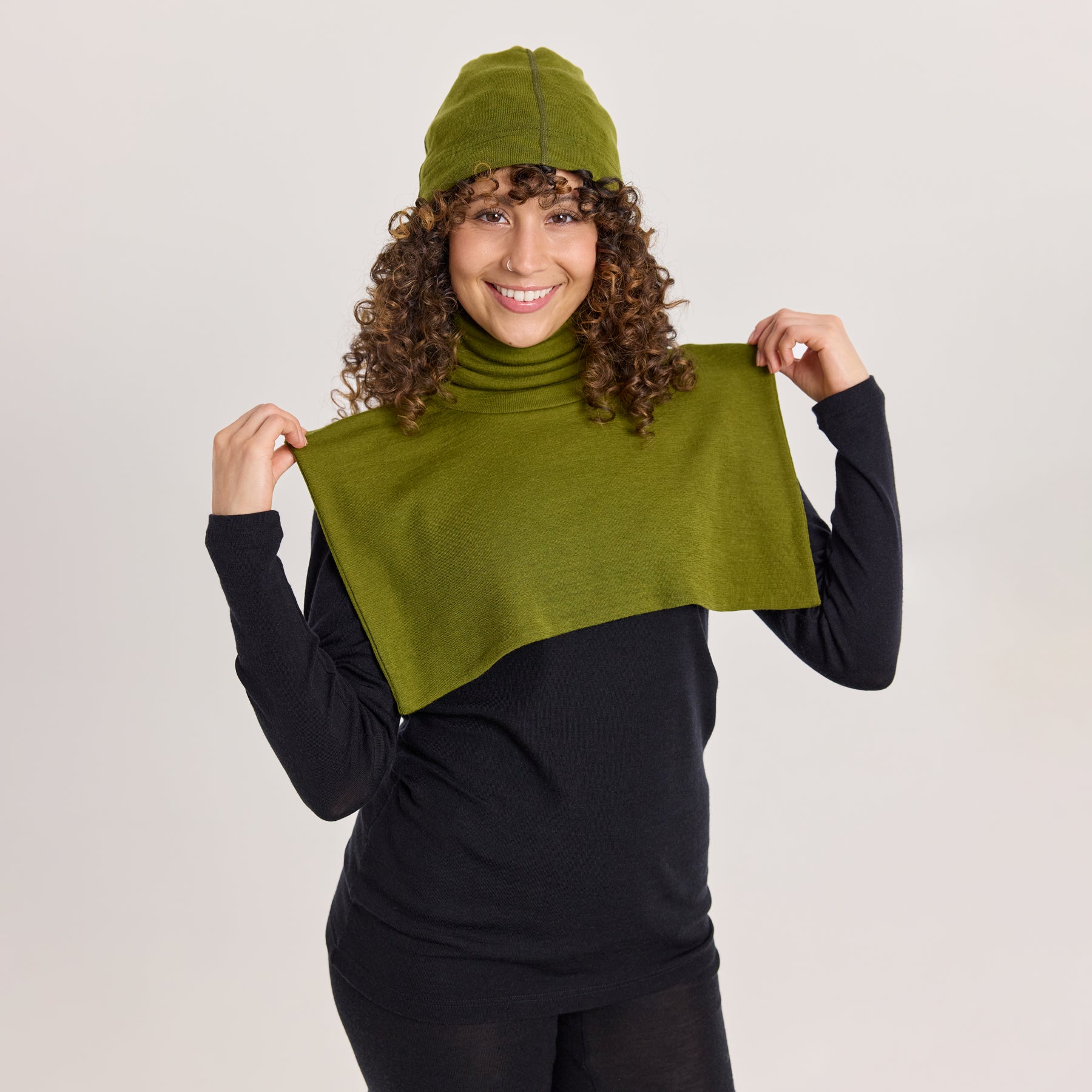 Vihreä METSÄ kauluri on valmistettu merinovillasta. Lämmin ja hengittävä villakauluri, joka suojaa kaulan ja hartiat kylmältä.