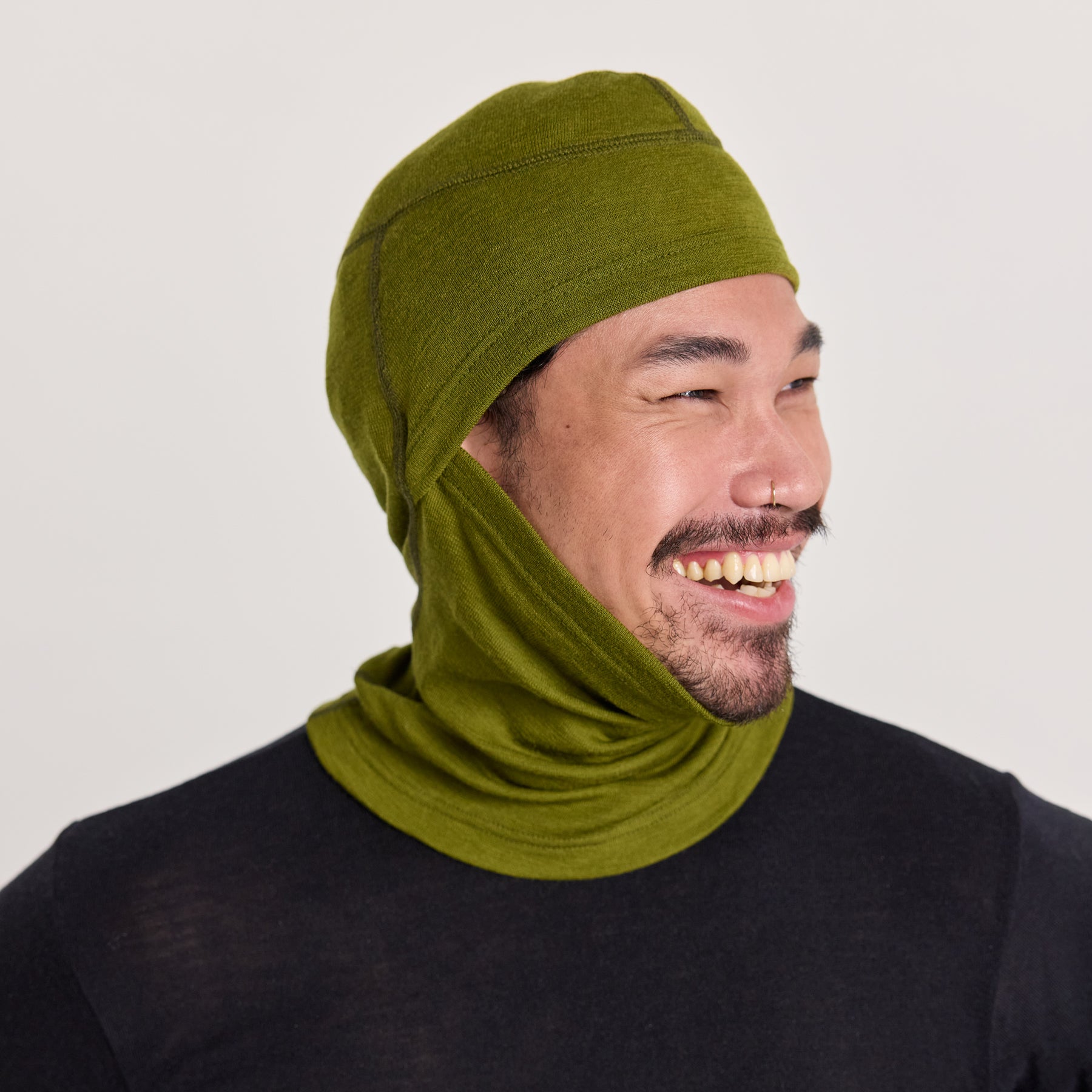Vihreän värinen METSÄ balaklava suojaa kasvojen aluetta, päätä ja kaulaa kylmältä ilmalta.