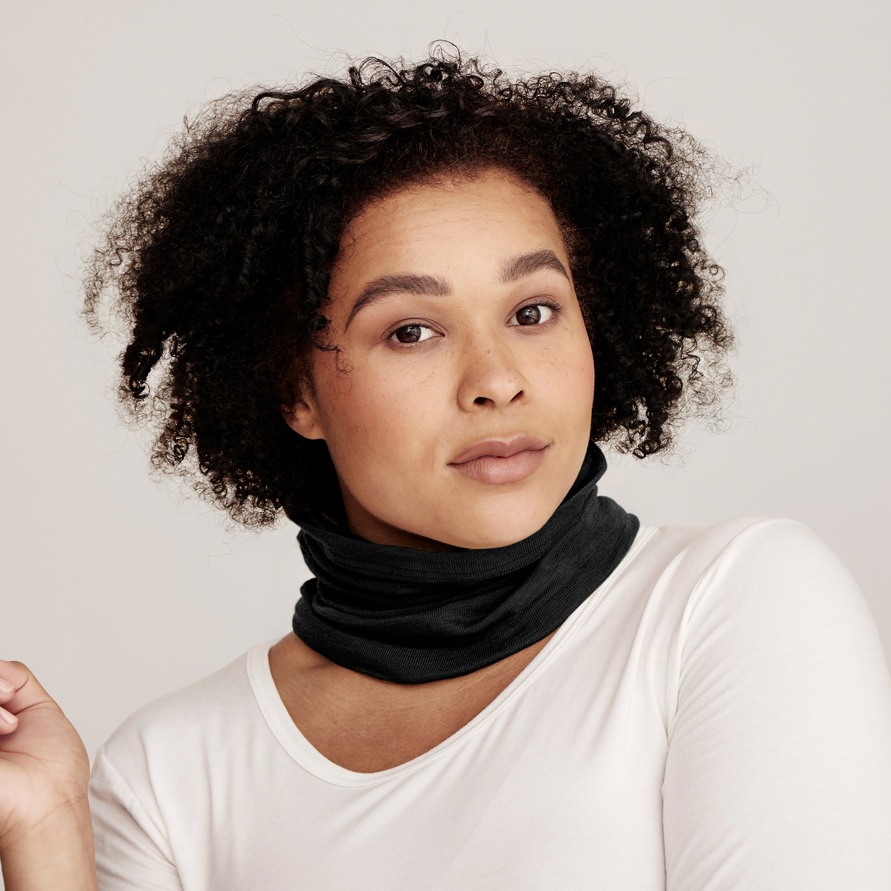 Musta METSÄ tuubihuivi on monikäyttöinen pieneen tilaan mahtuva huivi. Valmistettu kutittamattomasta ja hengittävästä merinovillasta.