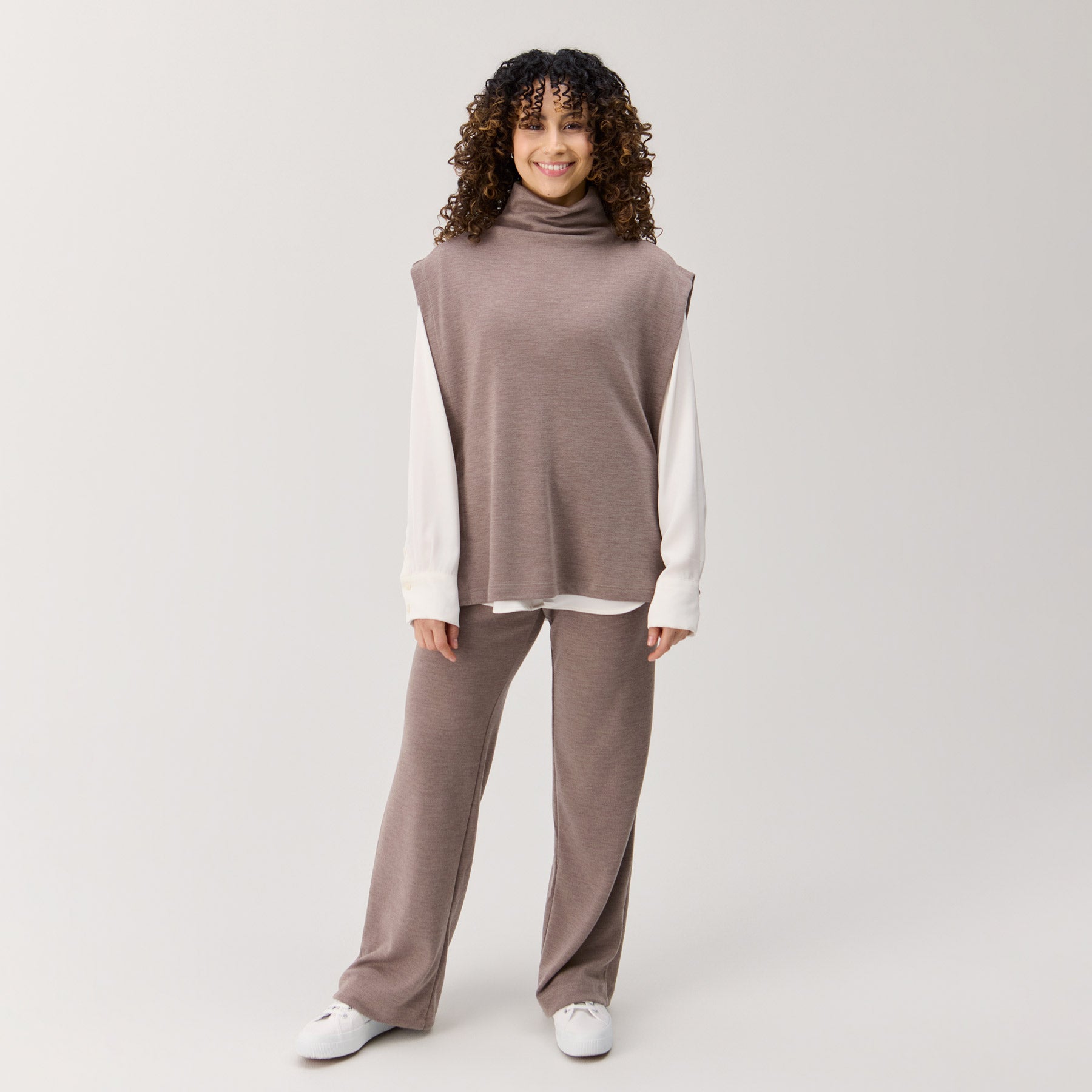 Liivikauluri meleerattu ruskea ja rennot neulehousut meleerattu ruskea. 100% merinovillaa oleva asukokonaisuus.