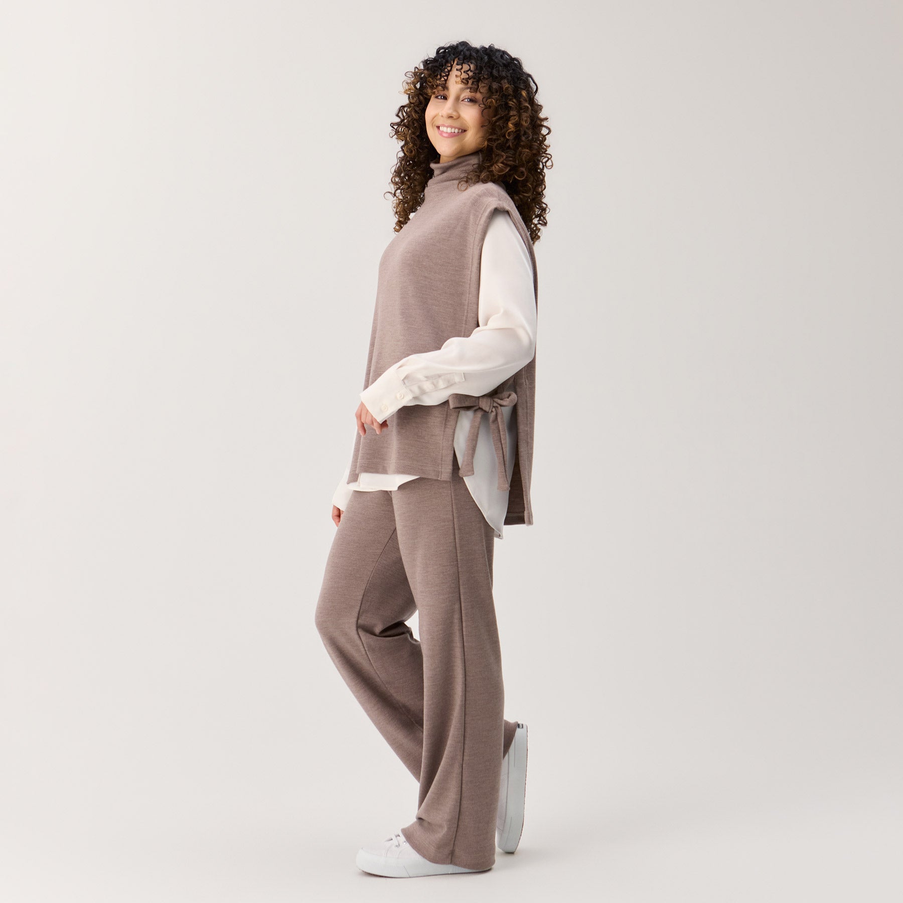 Liivikauluri ja rennot neulehousut värissä meleerattu beige. Rento, mukava ja lämmin asu 100% merinovillaa.