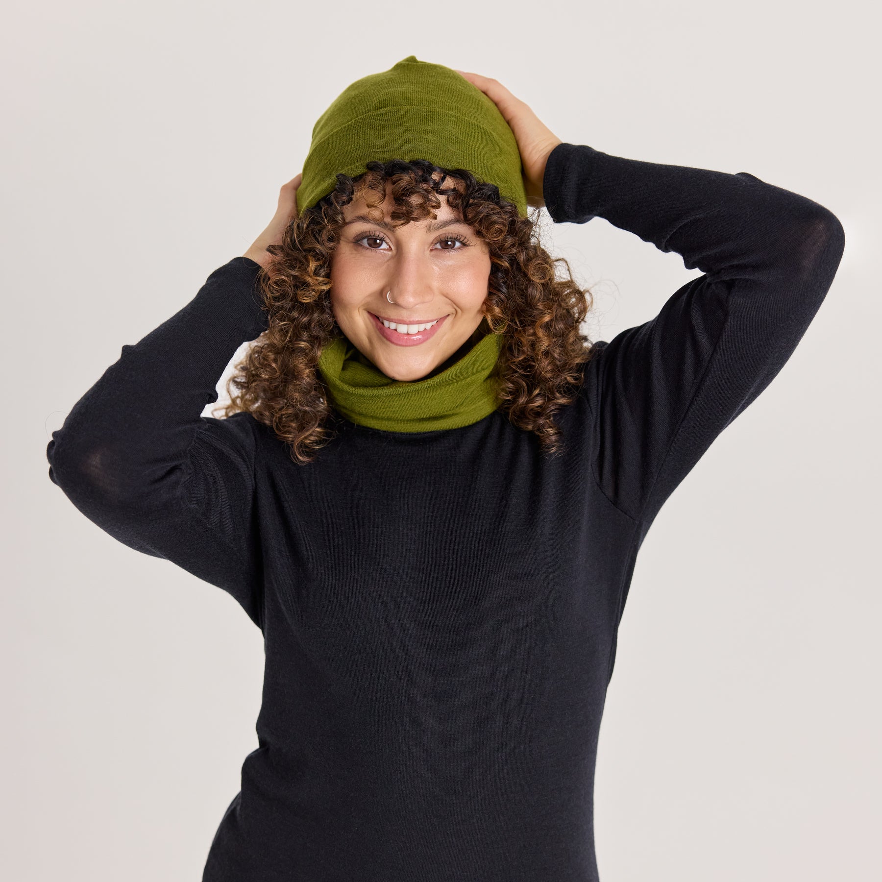 METSÄ pipo taitettuna reunoista. Pehmeä ja lämmin merinovillapipo arkikäyttöön ja ulkoiluun. Yhdistä METSÄ tuubihuivin kanssa.