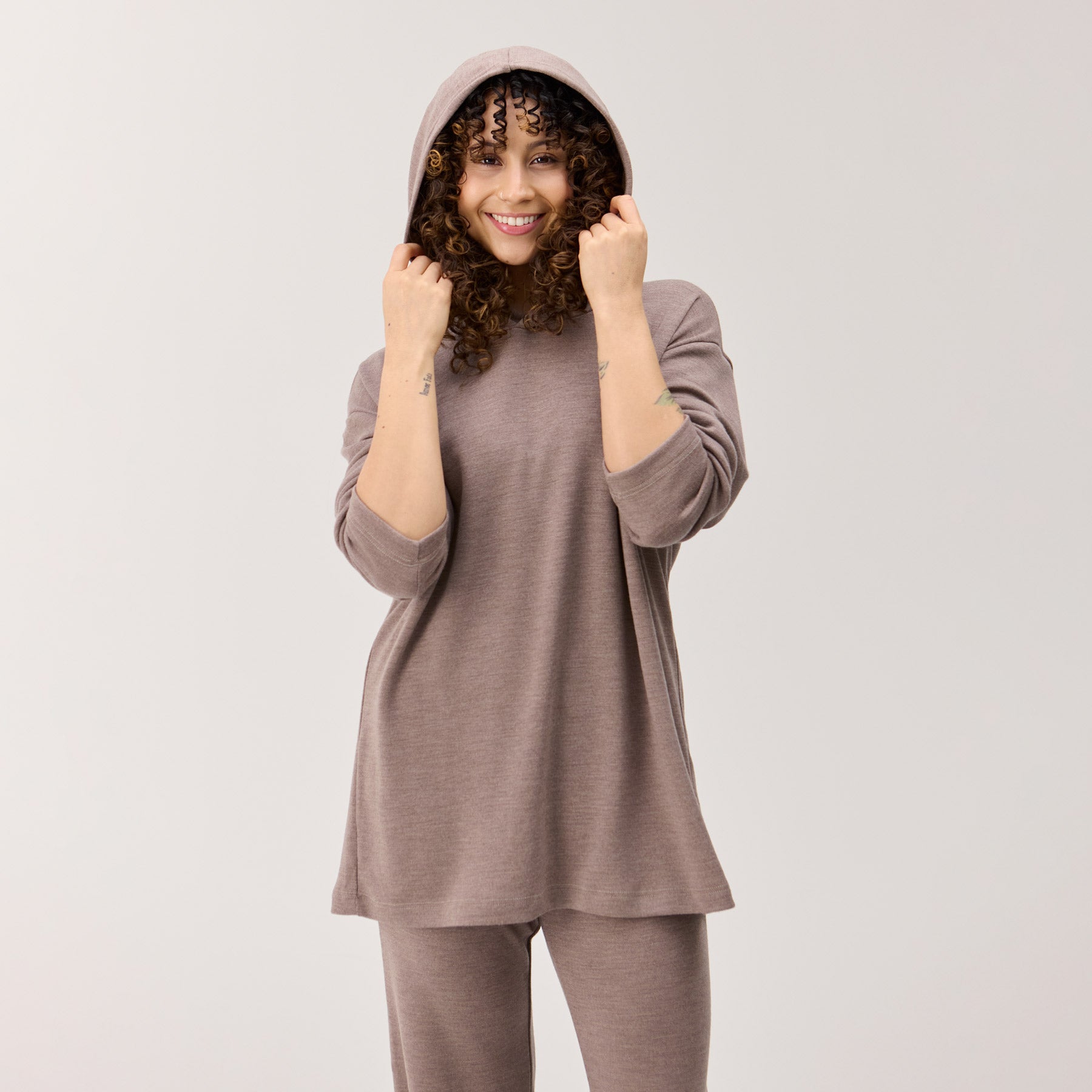 Suora huppari meleeratun beigen värisenä. Valmistettu Kangasalla, 100% merinovillaa.