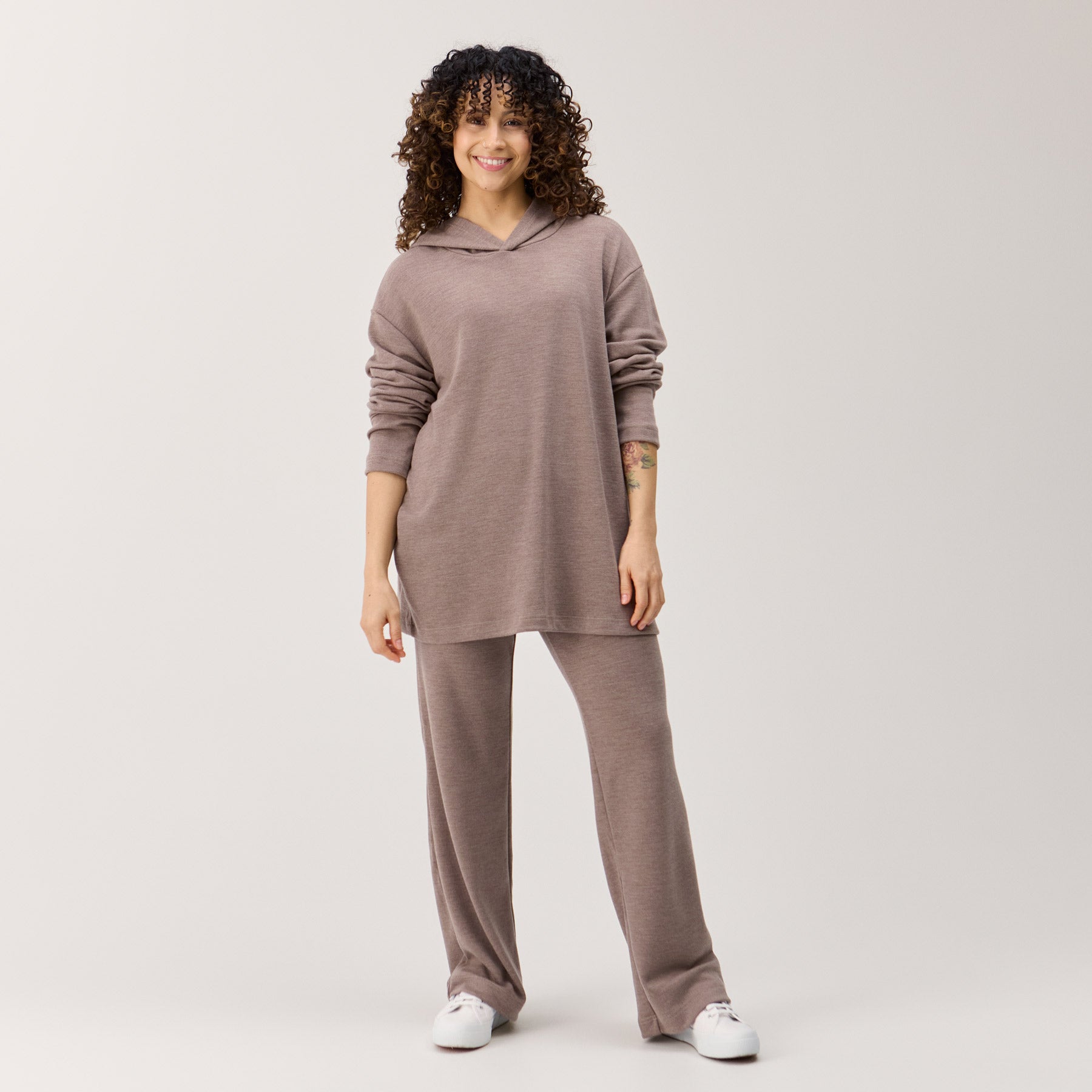 Meleeratun beigen värisenä suora huppari ja rennot neulehousut. Pehmeä, rento ja lämmin asu kotiin, toimistolle ja arkeen.