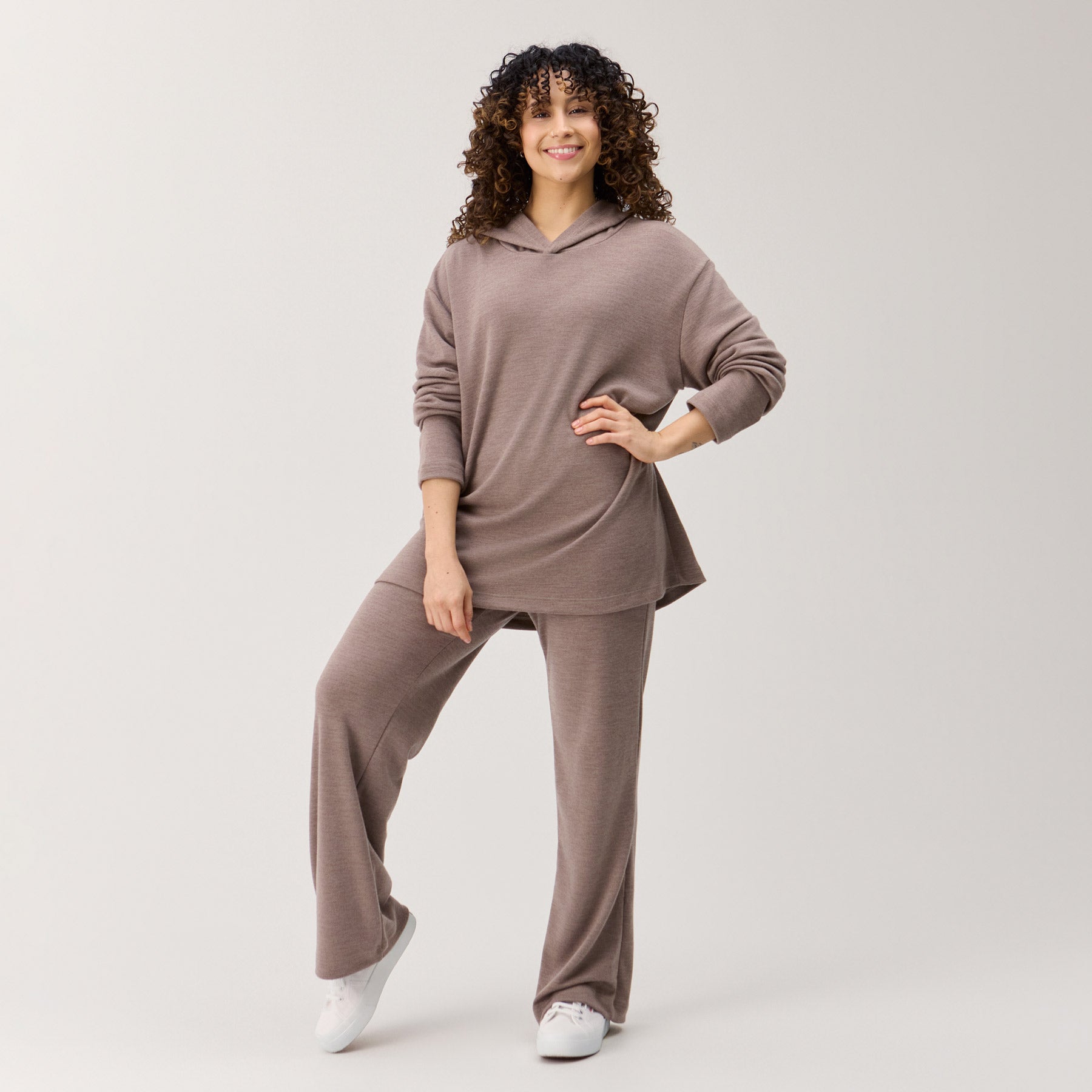 Suora huppari ja rennot neulehousut meleeratun beigen värisenä. Rento, mukava ja lämmin oloasu arkeen. 100% merinovillaa.