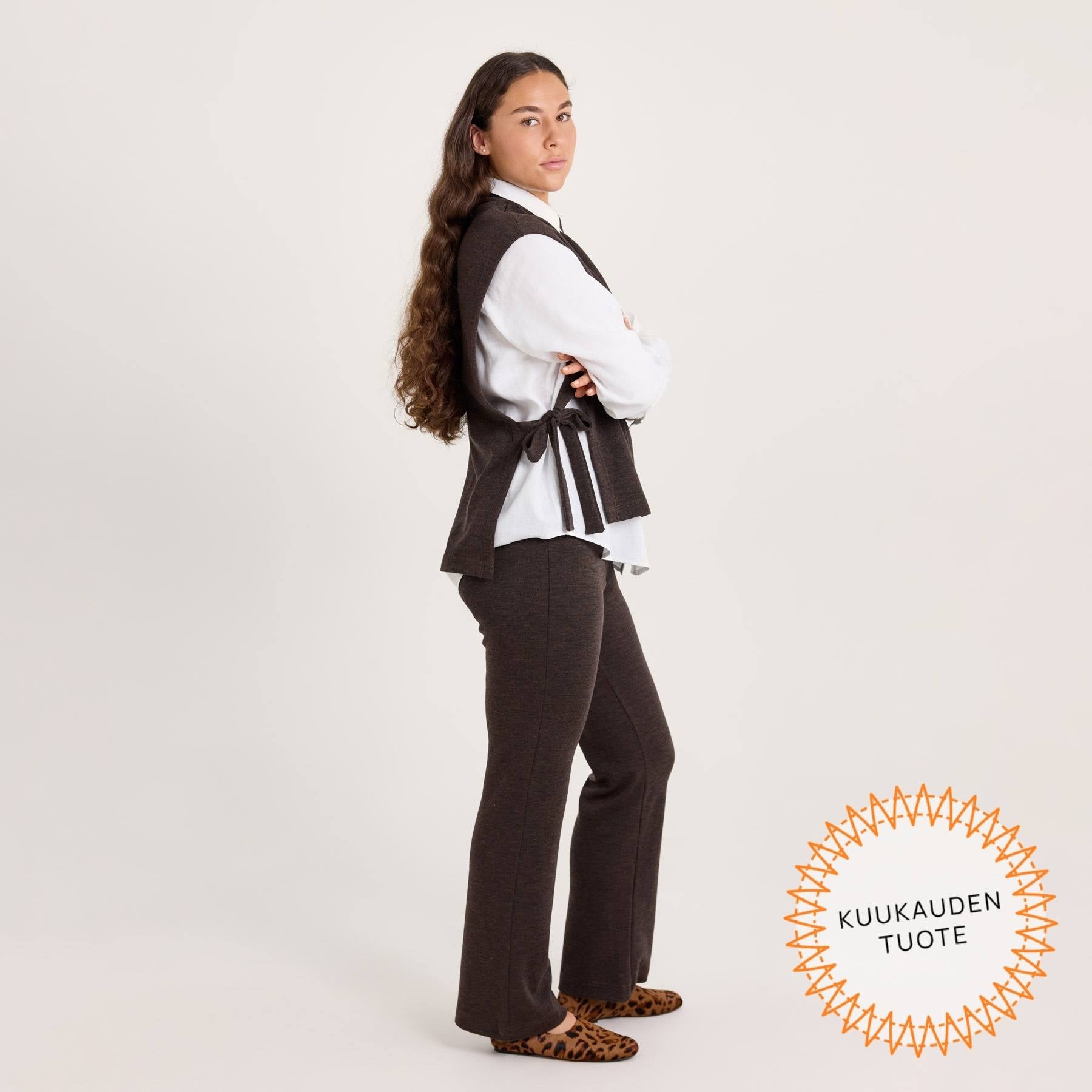 Meleeratun ruskeat rennot neulehousut ja liivikauluri. Neulehousut ovat rennot ja mukavat käyttää arjessa ja toimistopukeutumisessa.