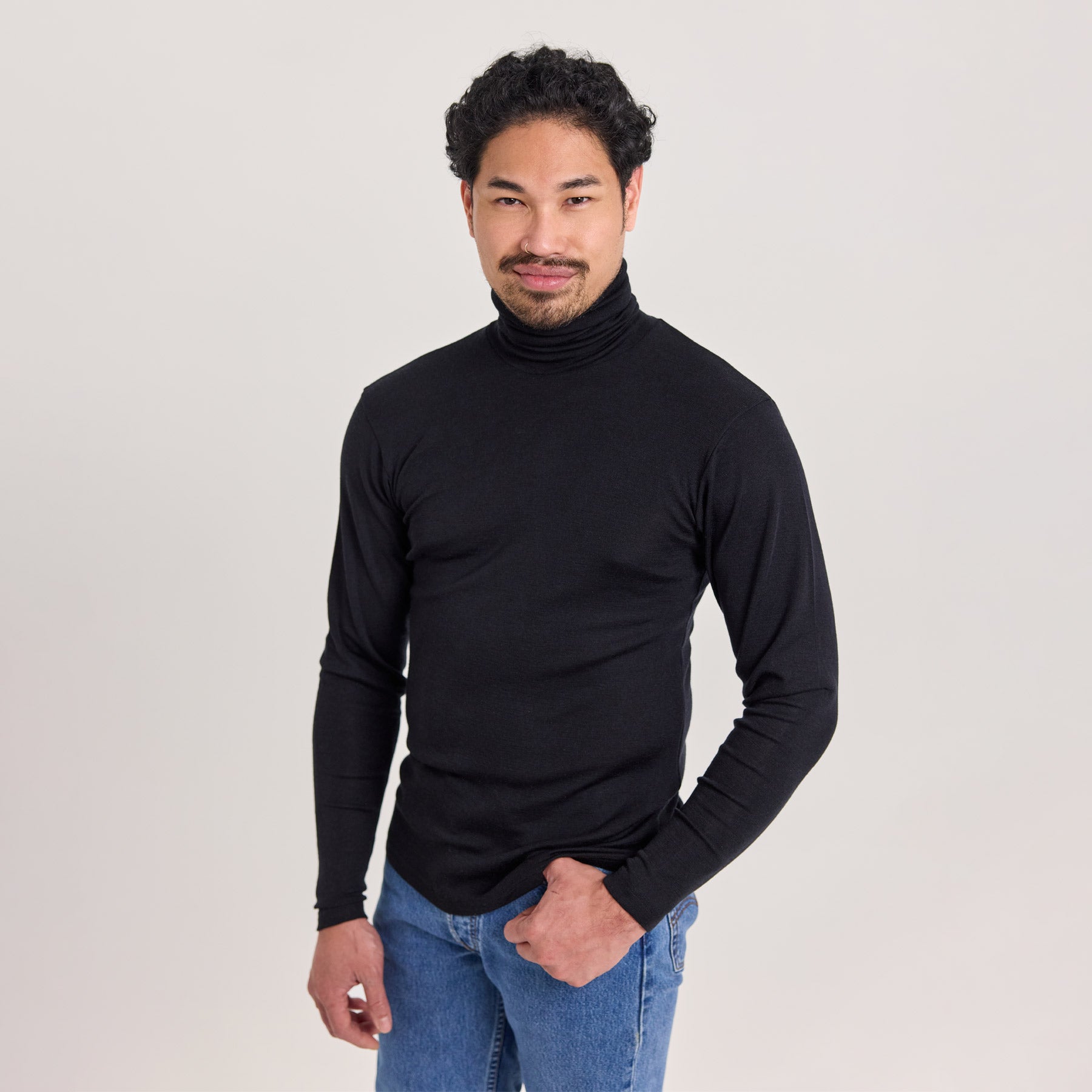 Ylellisen pehmeä KLASSIKKO miesten neulepoolo on valmistettu Kangasalla merinosilkistä. Hengittävä, joustava ja kutittamaton materiaali.