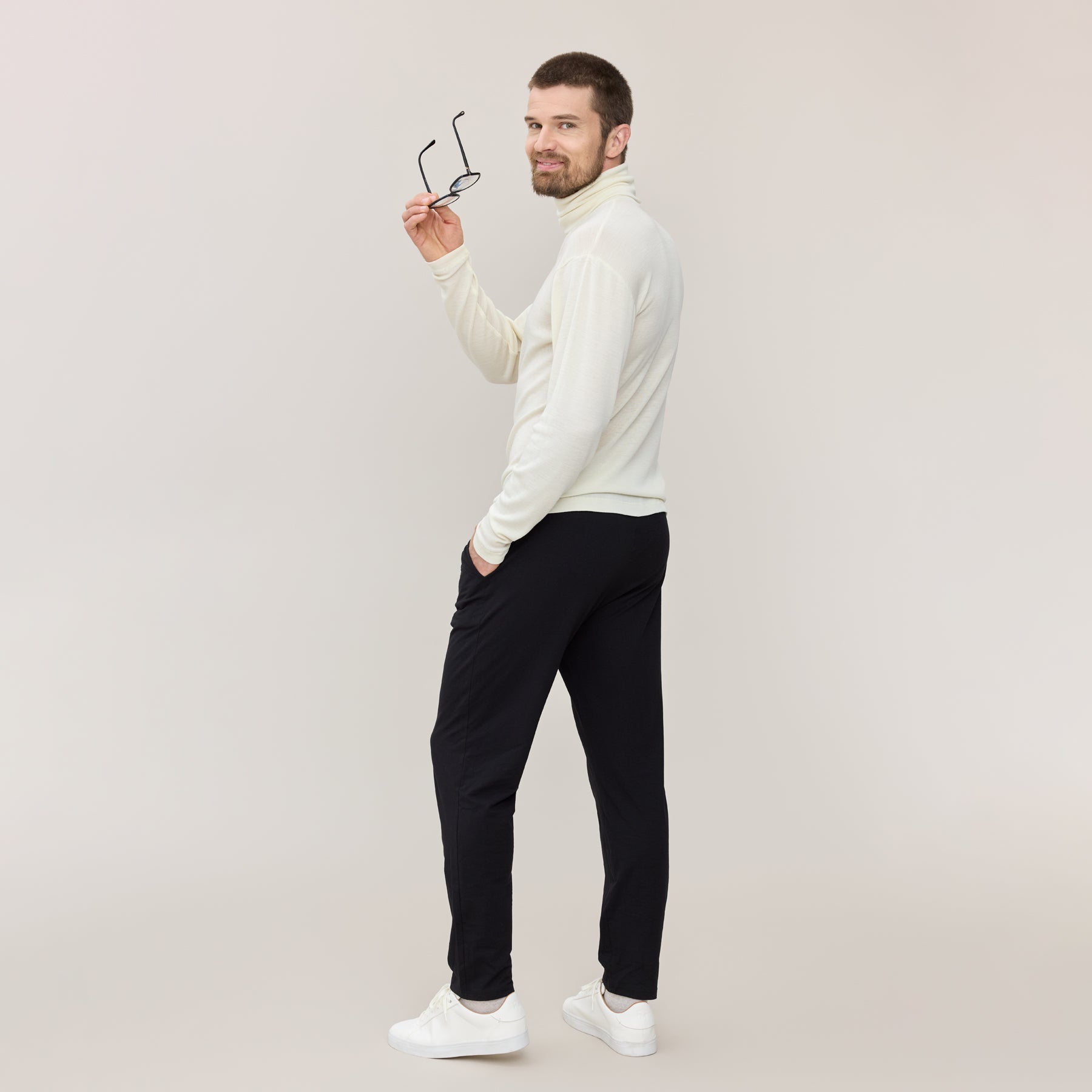 Jokapaikan housut miehen päällä. Jokapaikan housut on valmistettu Kangasalla.