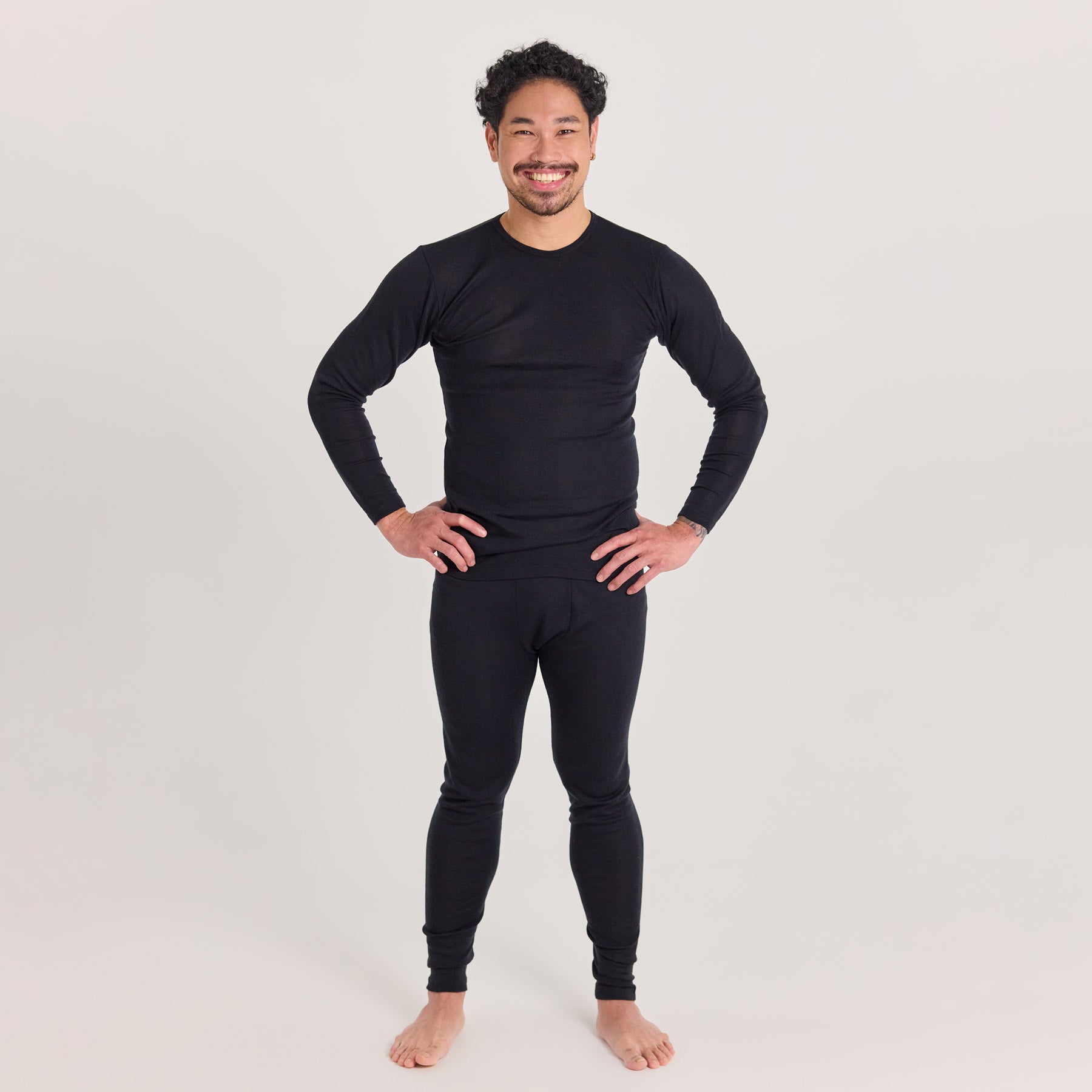 Miesten asukokonaisuus, KLASSIKKO miesten pitkähihainen paita ja KLASSIKKO miesten pitkät kalsarit mustana. Merinosilkkineulos on joustava ja pehmeä, mukava malli.