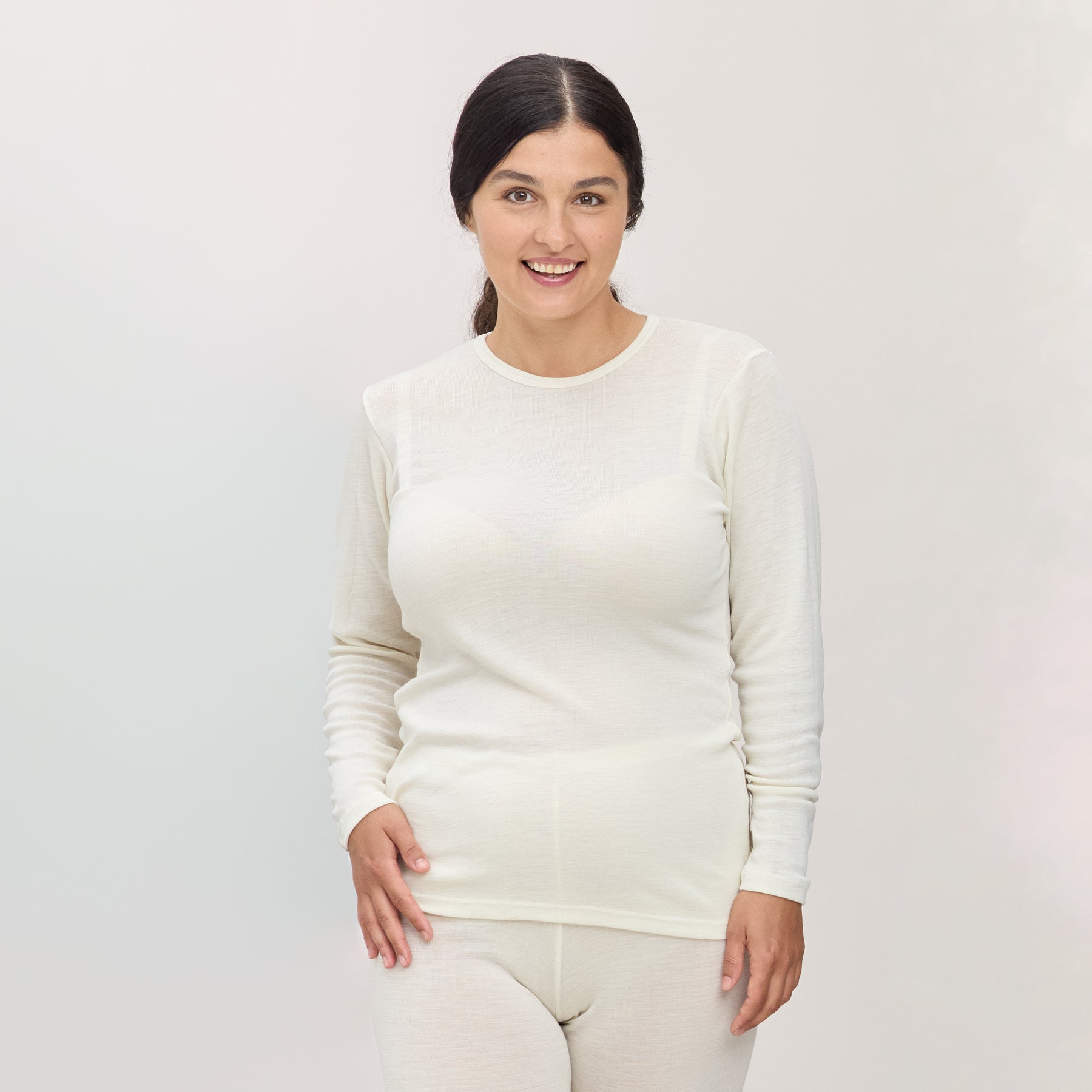 Luonnonvalkoinen KLASSIKKO pitkähihainen paita on pehmeää merinosilkkiä. Ajaton, vartalonmyötäinen malli pyöreällä pääntiellä.