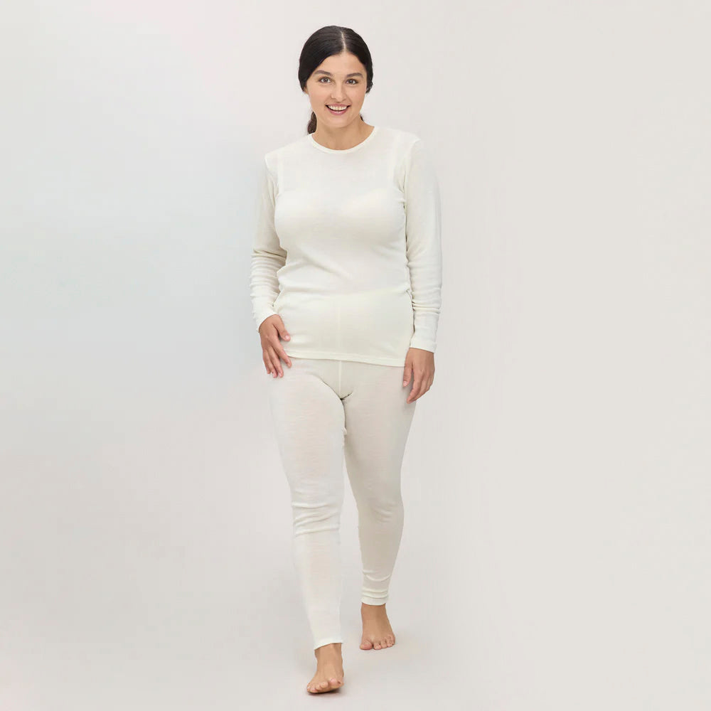 Luonnonvalkoinen KLASSIKKO pitkähihainen paita ja KLASSIKKO pitkikset kerrospukeutumiseen. Valmistettu ylellisen pehmeästä merinosilkistä.