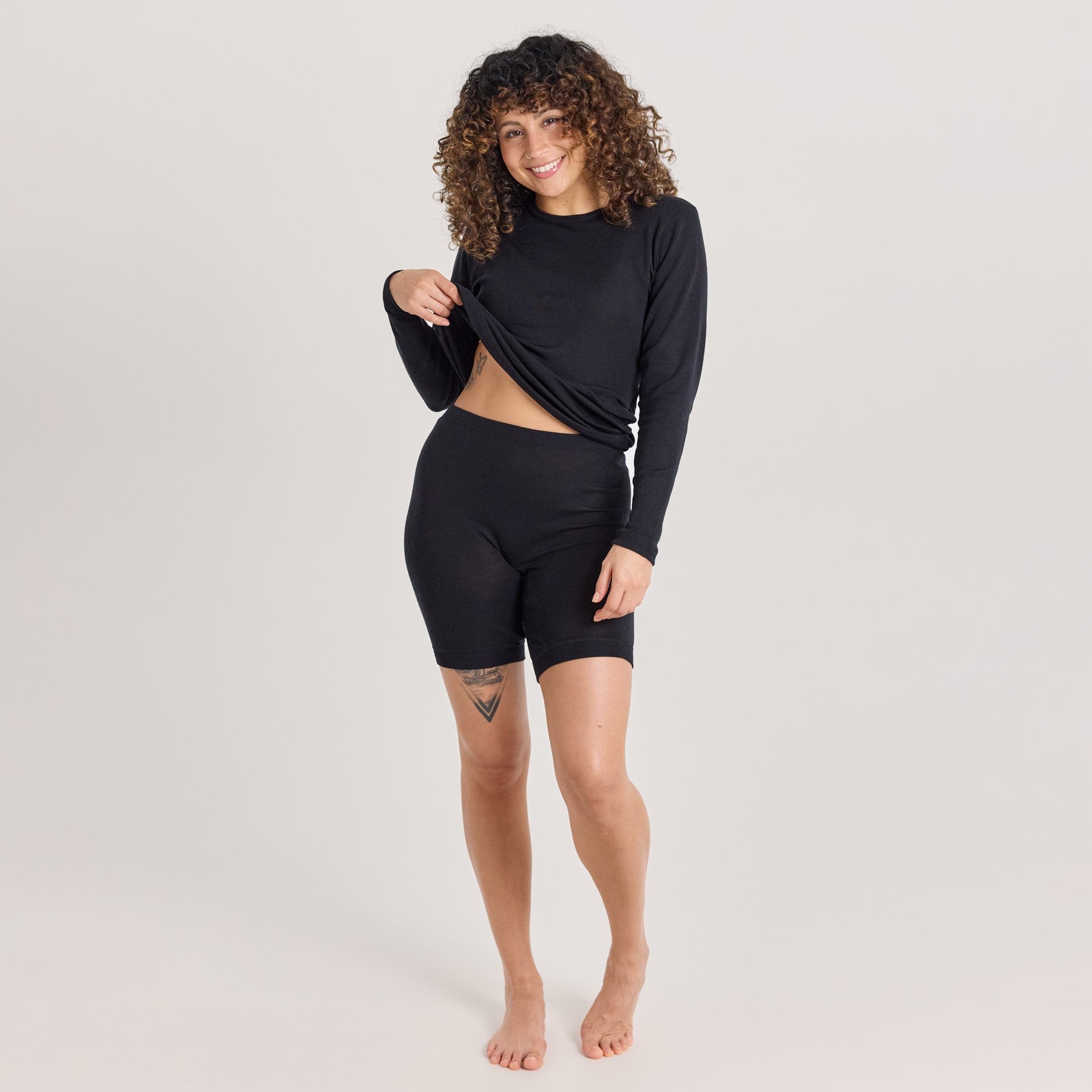 Mustat KLASSIKKO lahjehousut ja KLASSIKKO pitkähihainen paita. Valmistettu pehmeästä ja kutittamattomasta merinosilkistä Kangasalla.