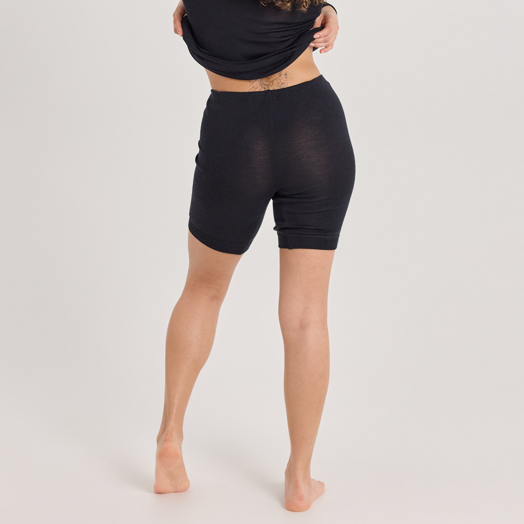 Lähikuva mustista KLASSIKKO lahjehousuista. Hyvin istuvat, pehmeät ja lämpimät lahjehousut kerrospukeutumiseen.