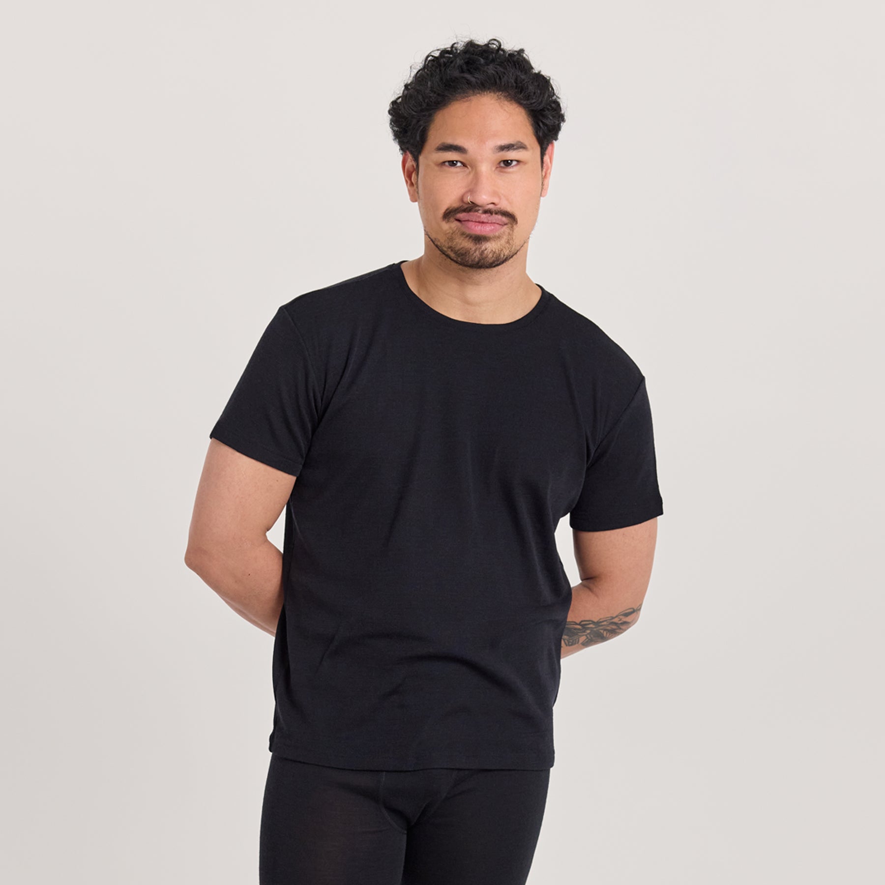 KLASSIKKO miesten t-paita on valmistettu pehmestä ja hengittävästä merinosilkistä. Kevyt ja mukava paita, joka sopii sellaisenaan tai kerrospukeutumiseen ympäri vuoden.