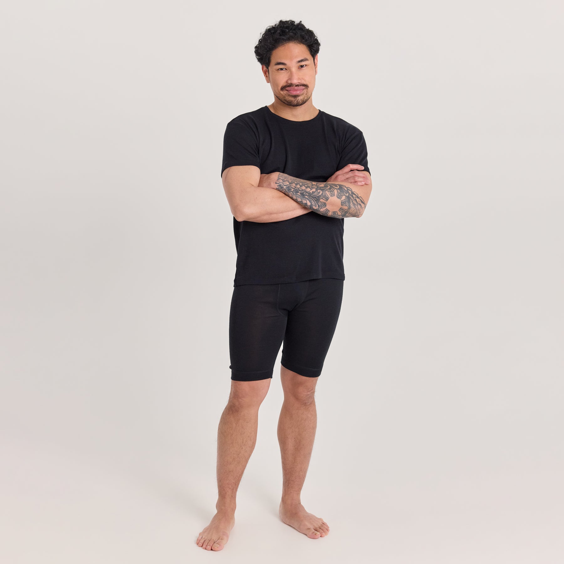 KLASSIKKO miesten lahjehousut ja KLASSIKKO miesten t-paita mustan värisenä. Kevyt ja hengittävä asu pitkien vaatteiden alle kerrospukeutumiseen.