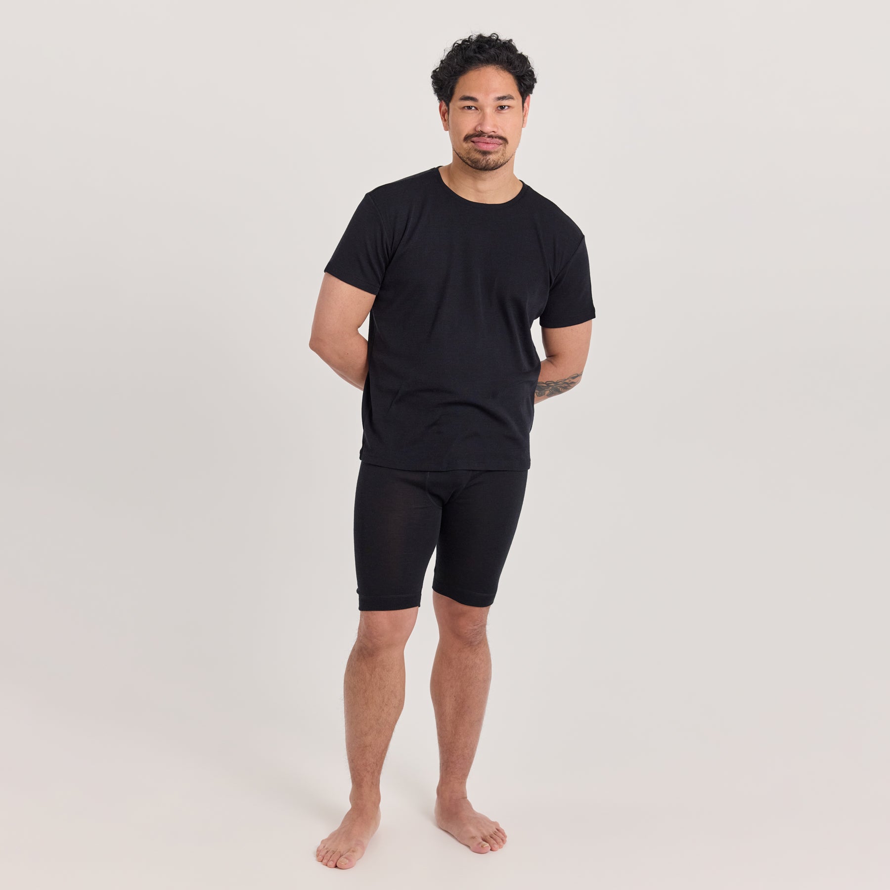 Mies pukeutuneena KLASSIKKO miesten t-paitaan ja KLASSIKKO miesten lahjehousuihin. Valmistettu pehmeästä ja hengittävästä merinosilkistä. Kevyt ja miellyttävä alusasu kerrospukeutumiseen ja rentoon oleiluun.