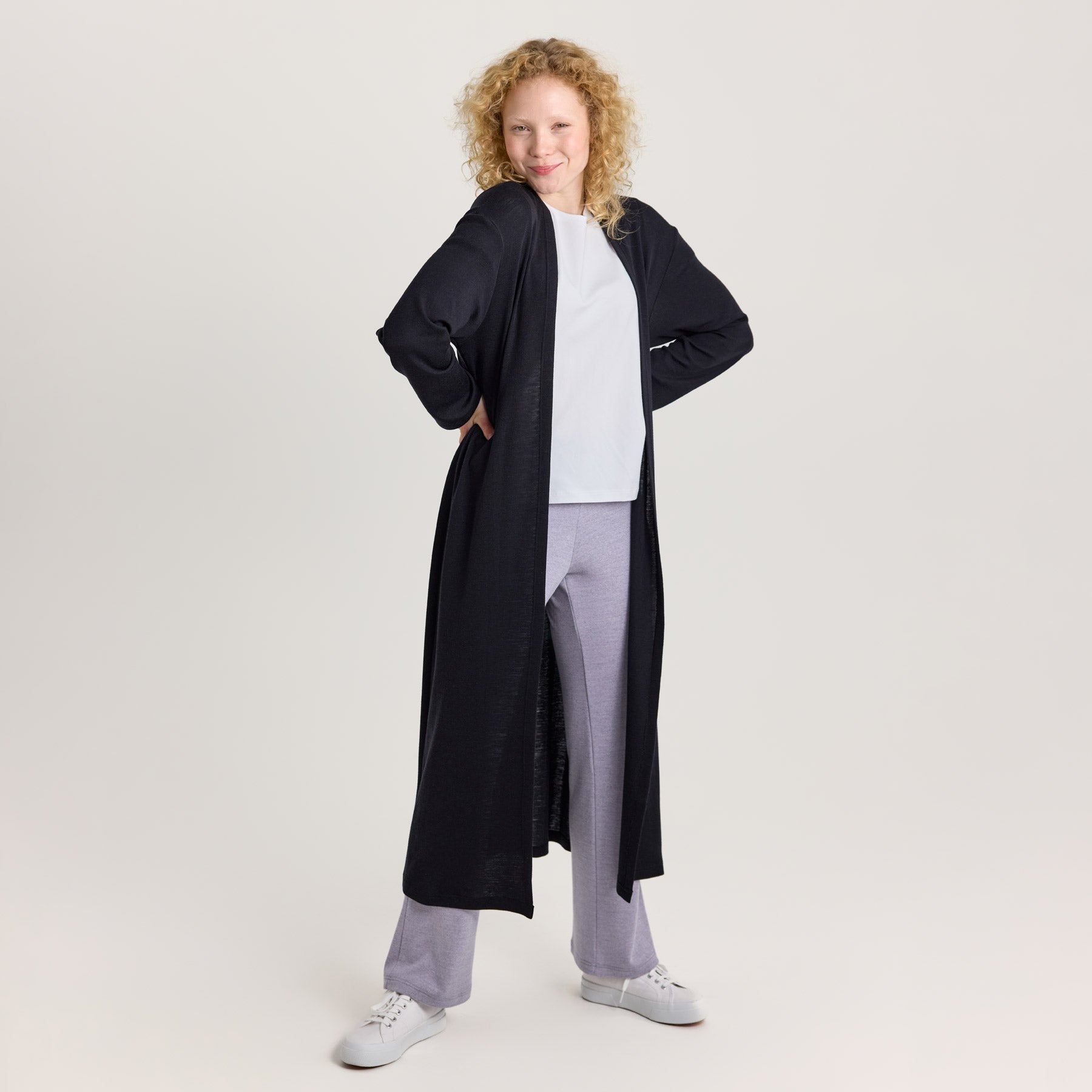 KAIHO pitkä neuletakki on minimalistinen ja tyylikäs, jolla voit kruunata jokaisen asukokonaisuutesi. Valmistettu Suomessa.