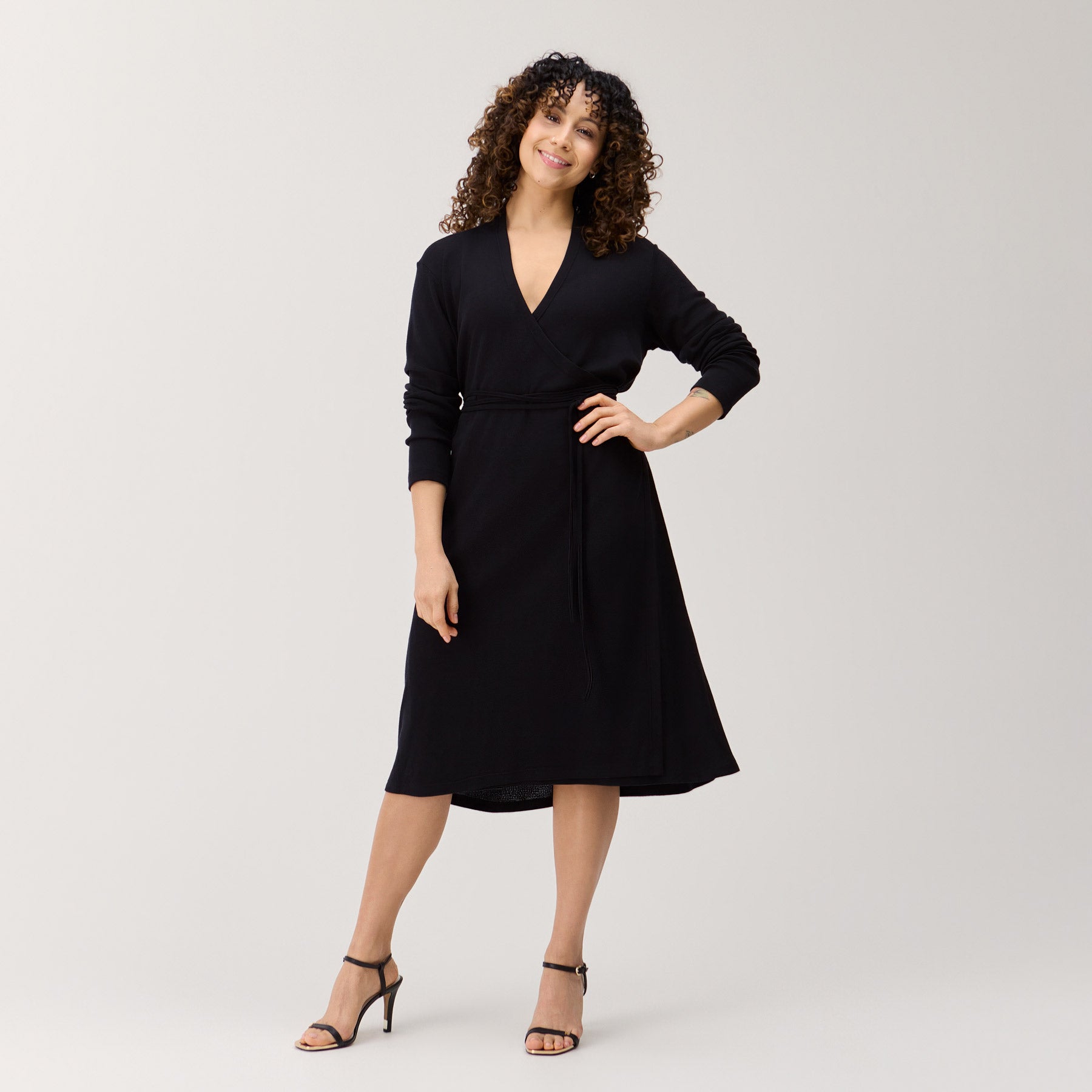 Pitkähihainen merinosilkkinen kietaisumekko edestä kuvattuna. Polvipituinen malli, jossa säädettävä vyötärönauha.