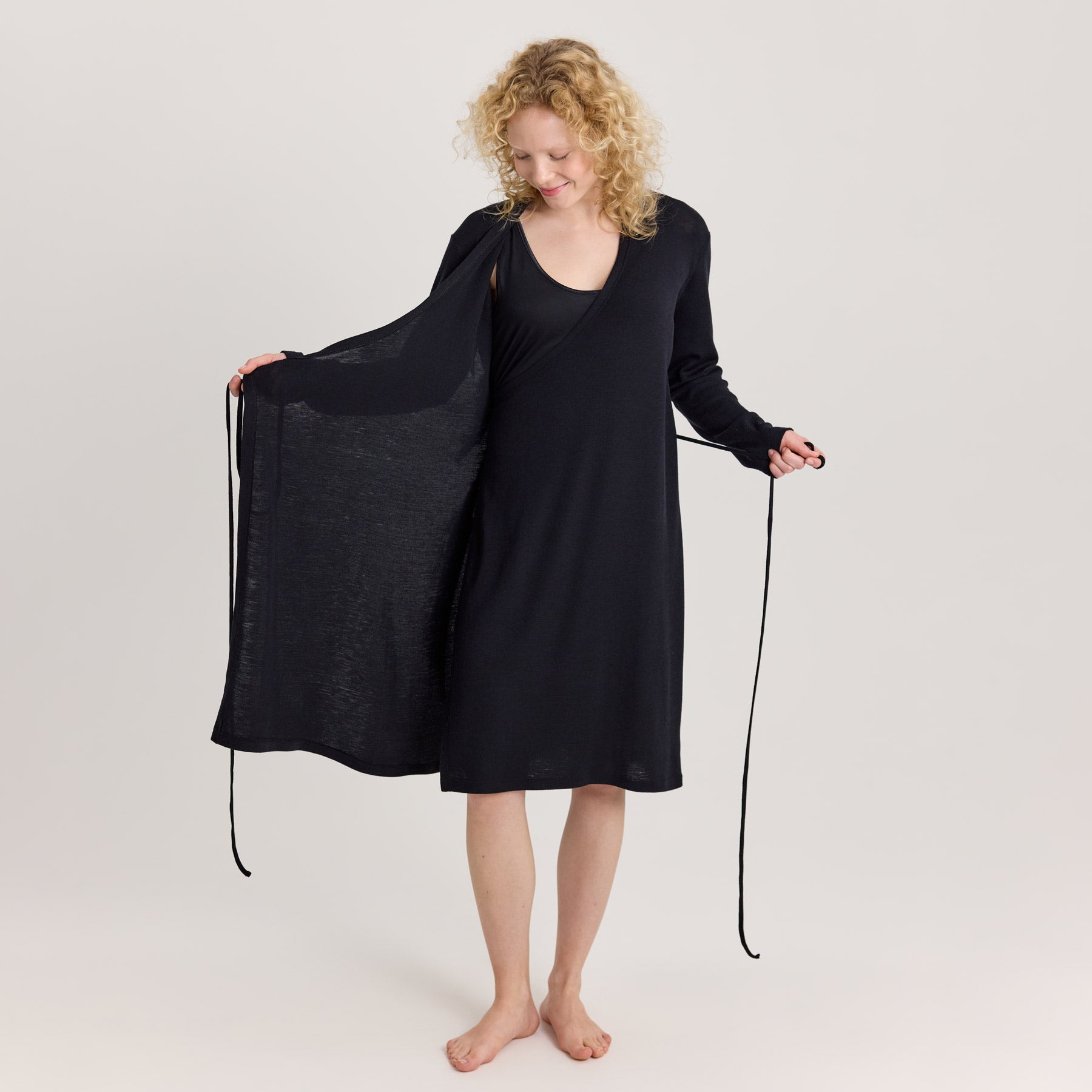 Bambu alusmekko KAIHO kietaisumekon alla. Kuvalla näytetään miten alusmekko sopii neule- ja villamekkojen alle.