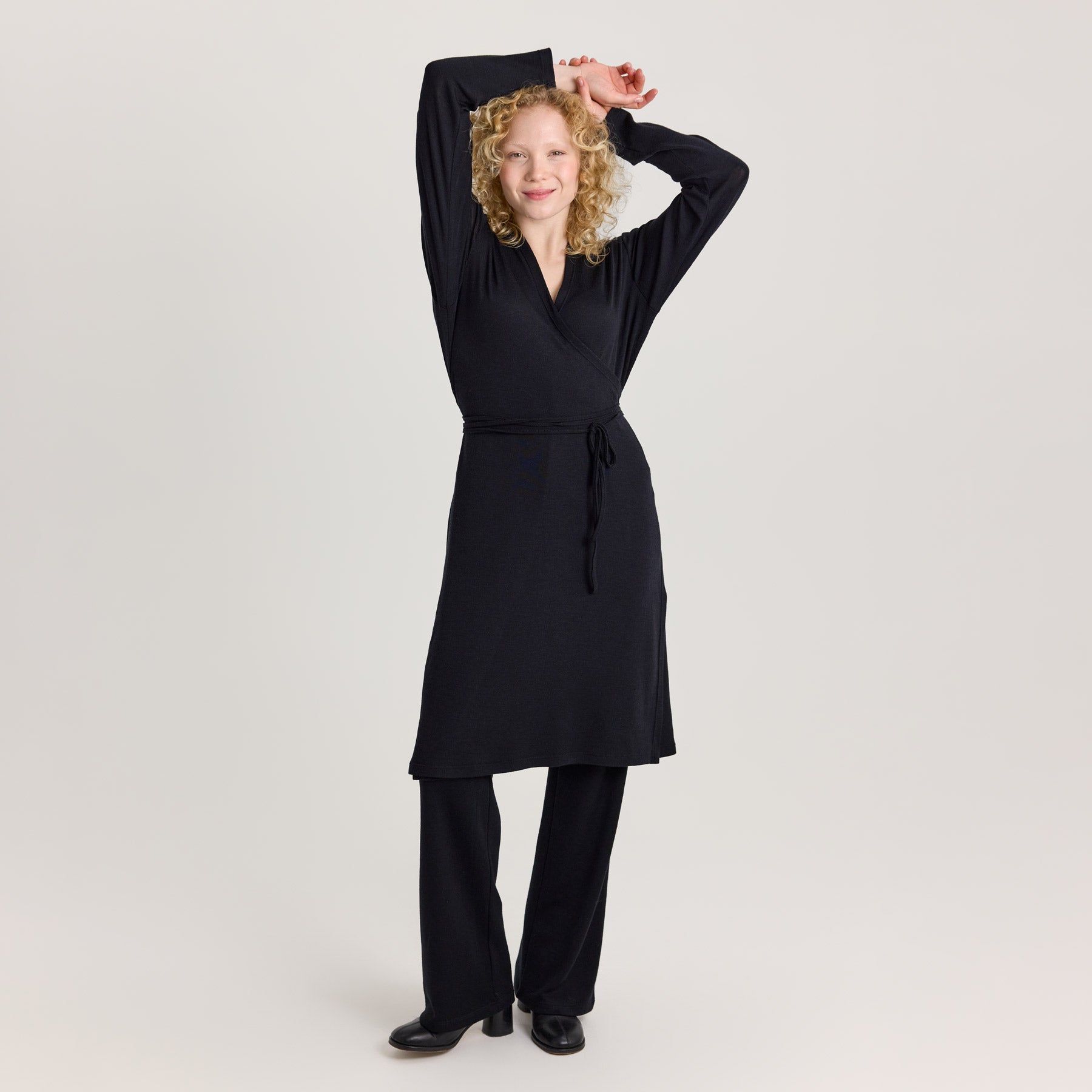 KAIHO merinosilkkinen pitkähihainen kietaisumekko ja suorat bambuhousut.