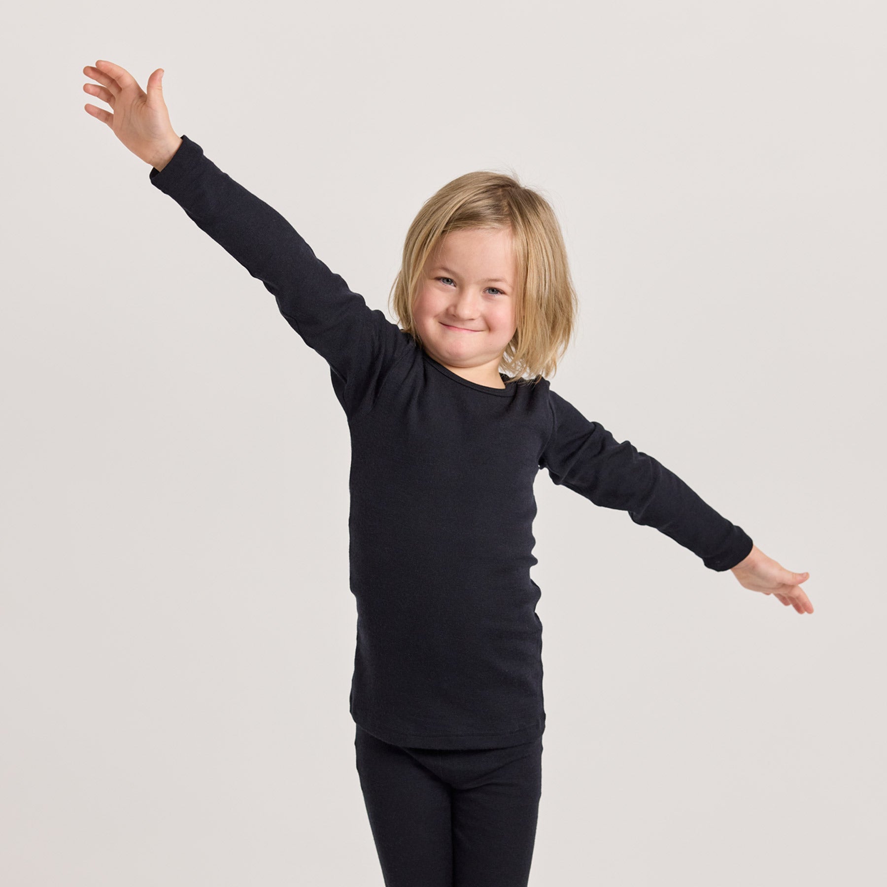 KLASSIKKO lasten pitkähihainen paita on valmistettu merinosilkkineuloksesta. Se on mukava, lämmin ja hengittävä paita lapselle päiväkotiin ja ulkoiluun.