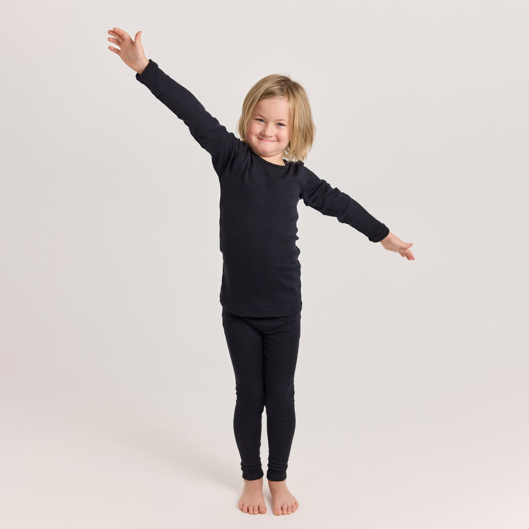 Lapsi on pukeutuneena lämpimään ja kutittamattomaan KLASSIKKO lasten pitkähihaiseen paitaan ja KLASSIKKO lasten pitkiksiin. Mukava, hengittävä ja kotimainen alusasu lapselle.