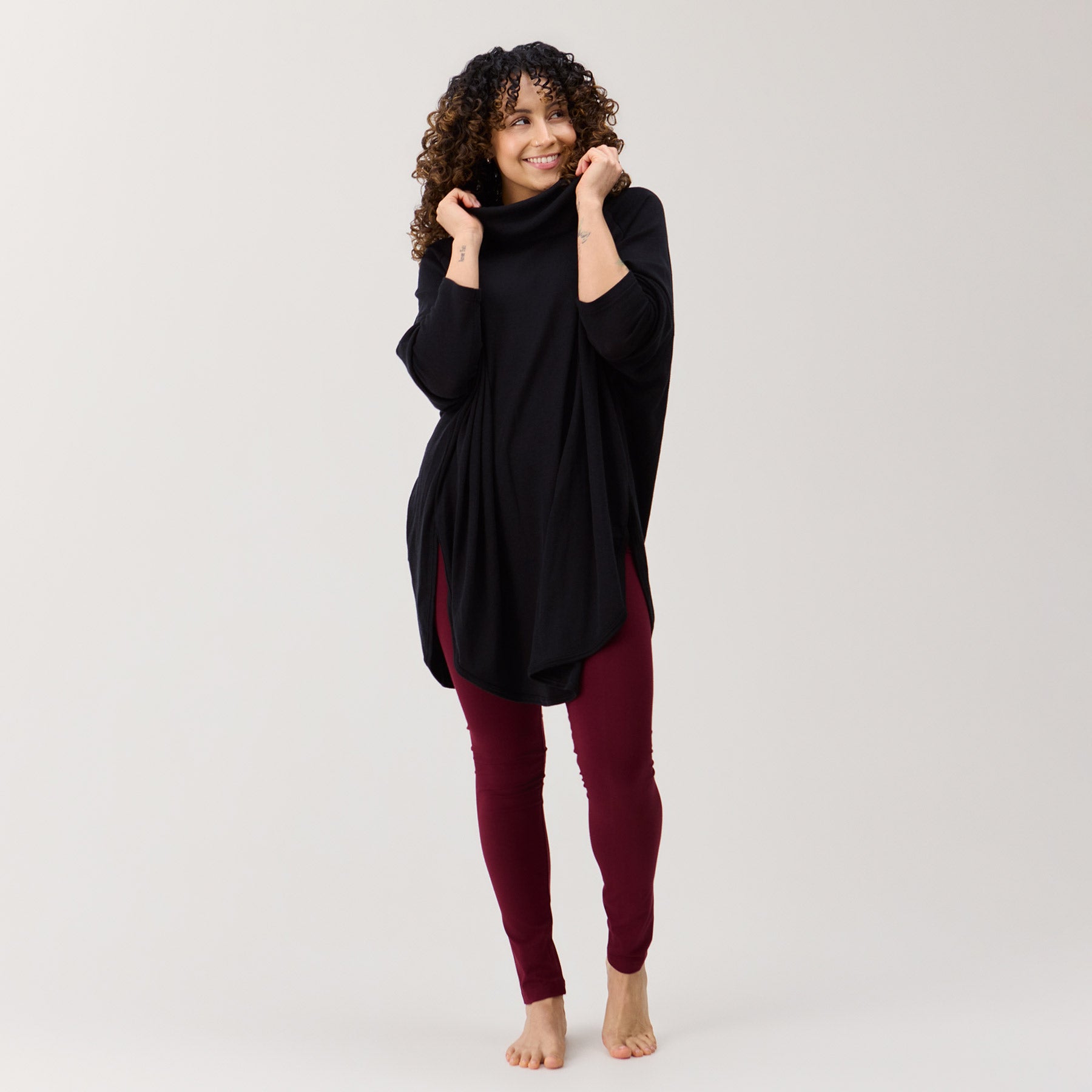 Musta neuletunika on valmistettu ylellisen pehmeästä merinosilkistä Kangasalla.