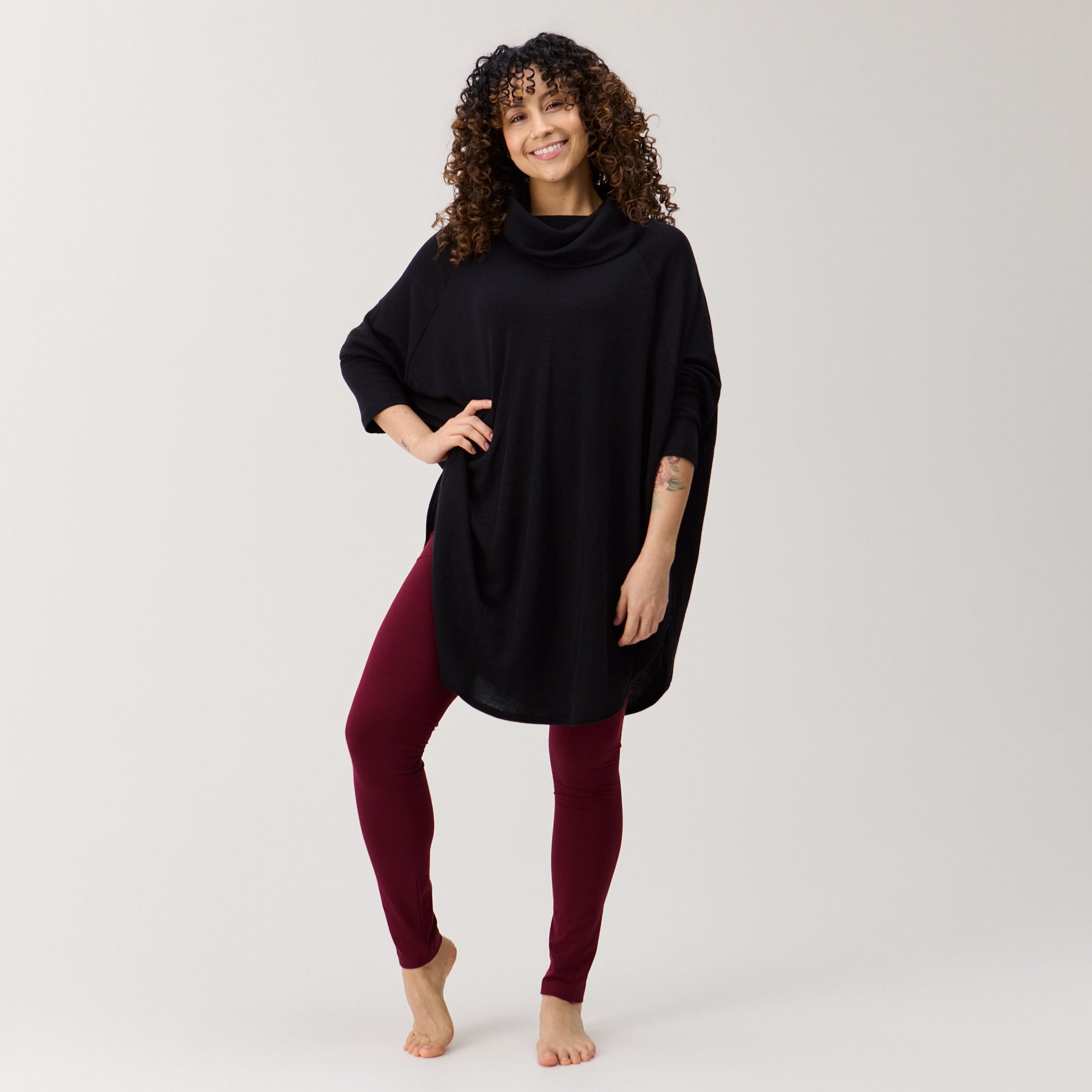Pehmeät ja joustavat bambuleggingsit viininpunaisena. Leggingsit on yhdistetty mustaan merinosilkkiseen neuletunikaan.