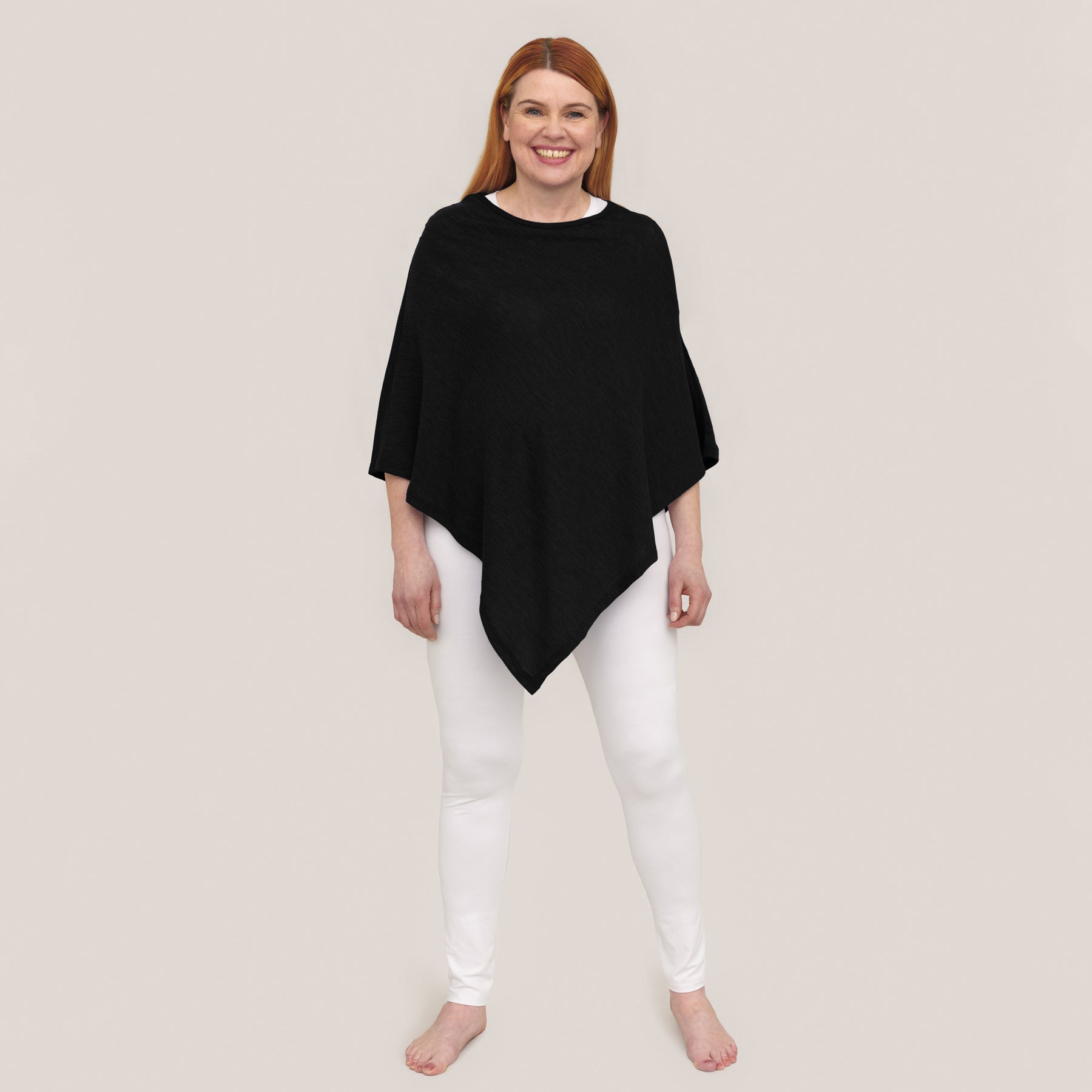 Musta ponchon ja valkoiset bambuleggingsit. Valmistettu ylellisestä ja pehmeästä merinosilkistä.