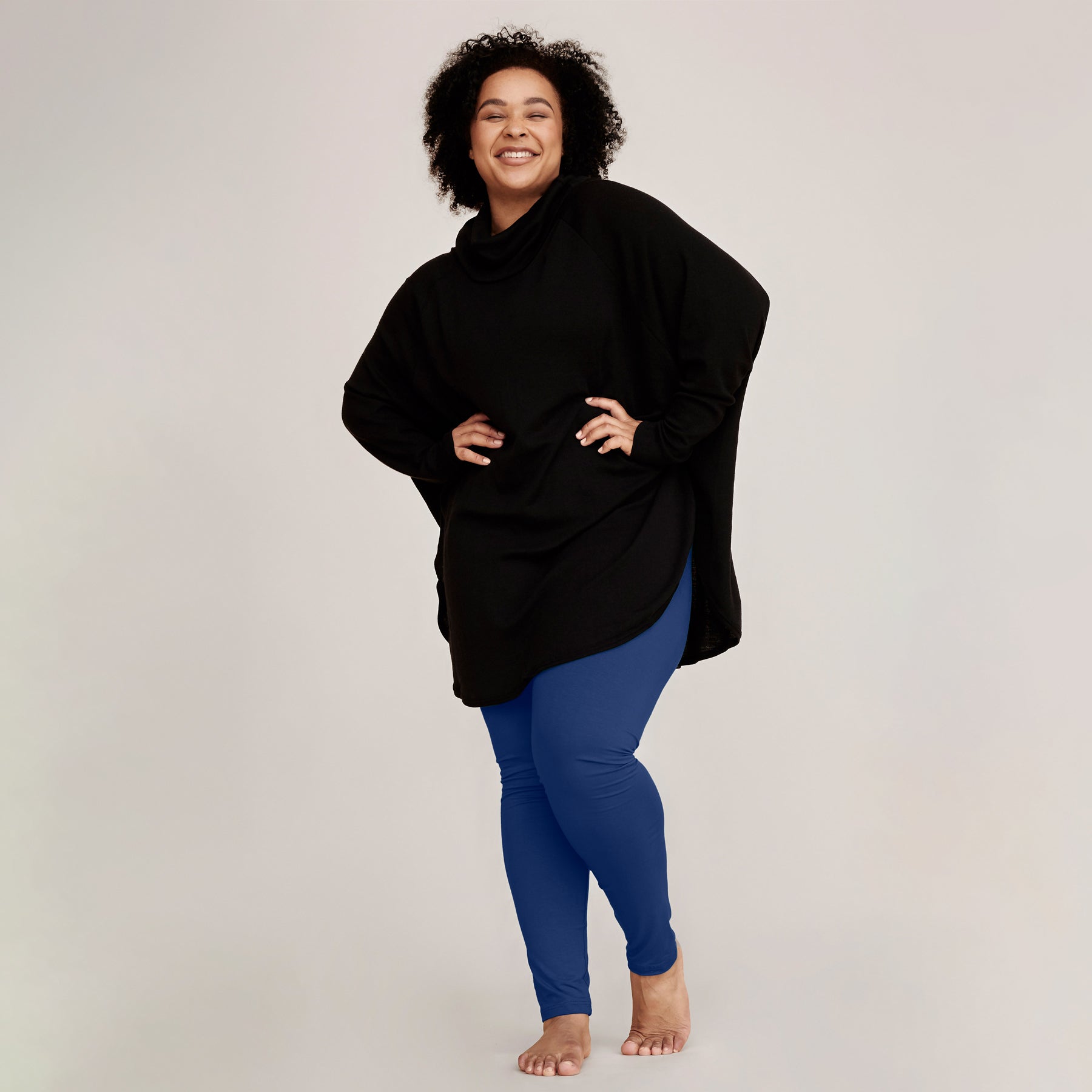 Mustan värinen neuletunika yhdistettynä yönsinisiin bambuleggingseihin.