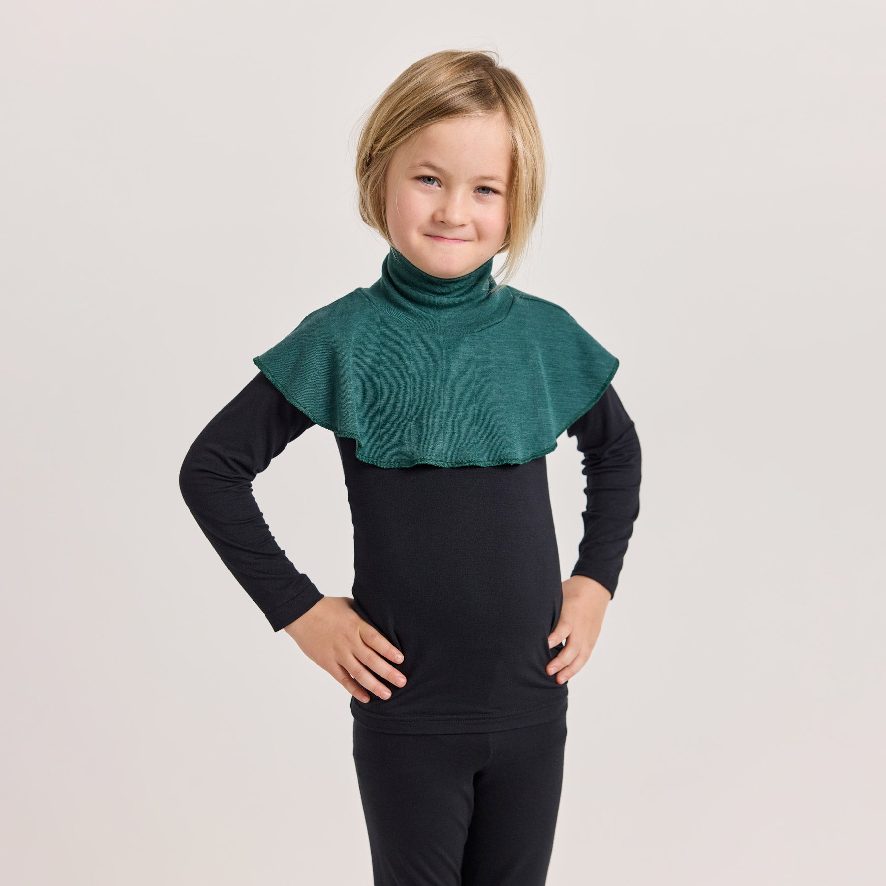 KLASSIKKO lasten kauluri vihreänä. Pehmeä ja kutittamaton merinosilkki lämmittää lapsen kaulaa ja hartiaseutua.