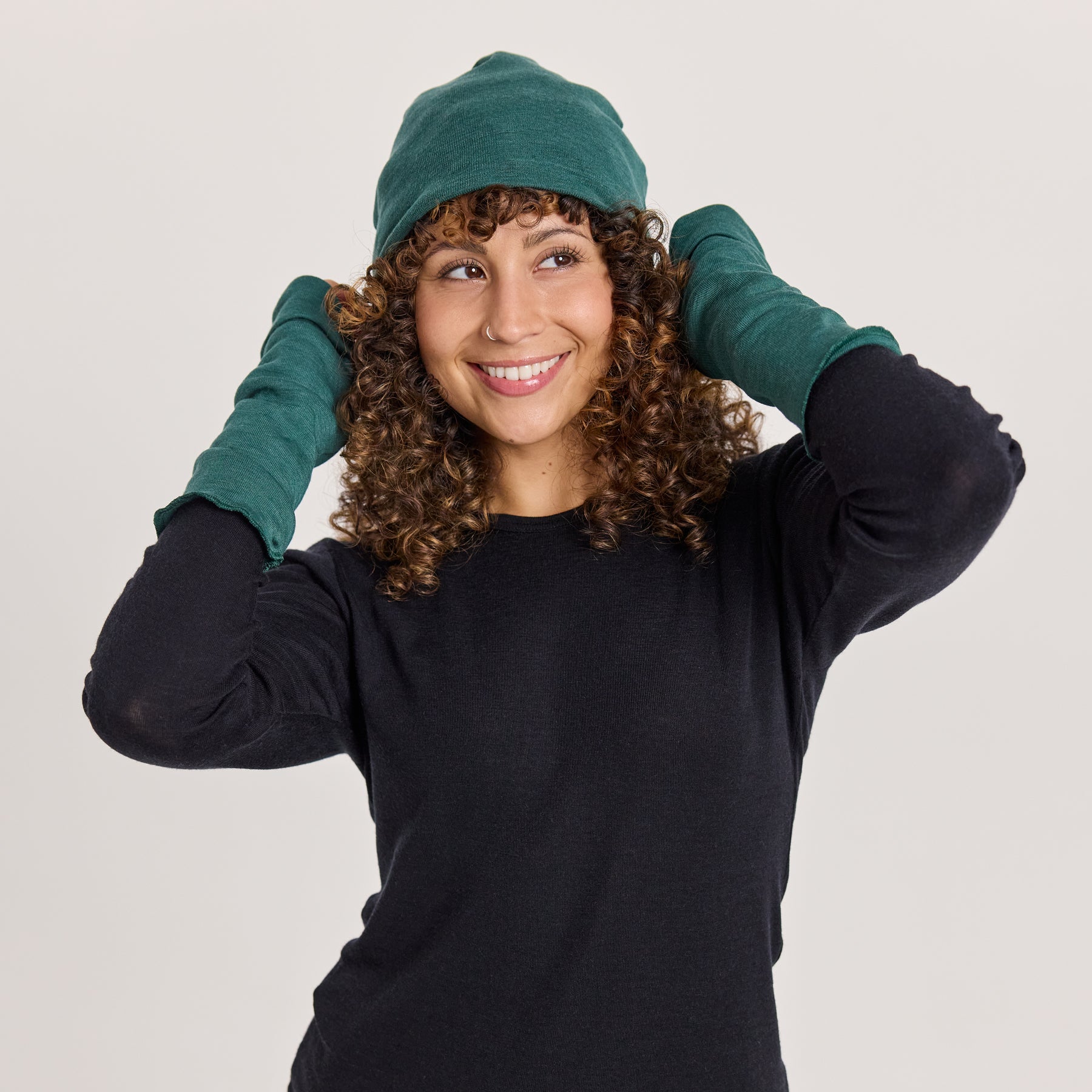 KLASSIKKO pipo vihreässä sävyssä. Kevyt, lämmin ja kutittamaton pipo viileään säähän. Valmistettu 85% villasta (merino) 15% silkistä.