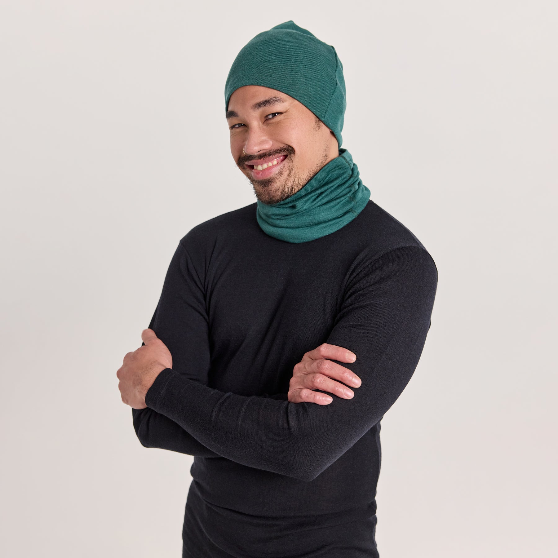 KLASSIKKO pipo ja KLASSIKKO tuubihuivi vihreän värisenä. Pehmeät, kevyet ja hengittävät asusteet viilenevään säähän ulkoiluun ja urheiluun.