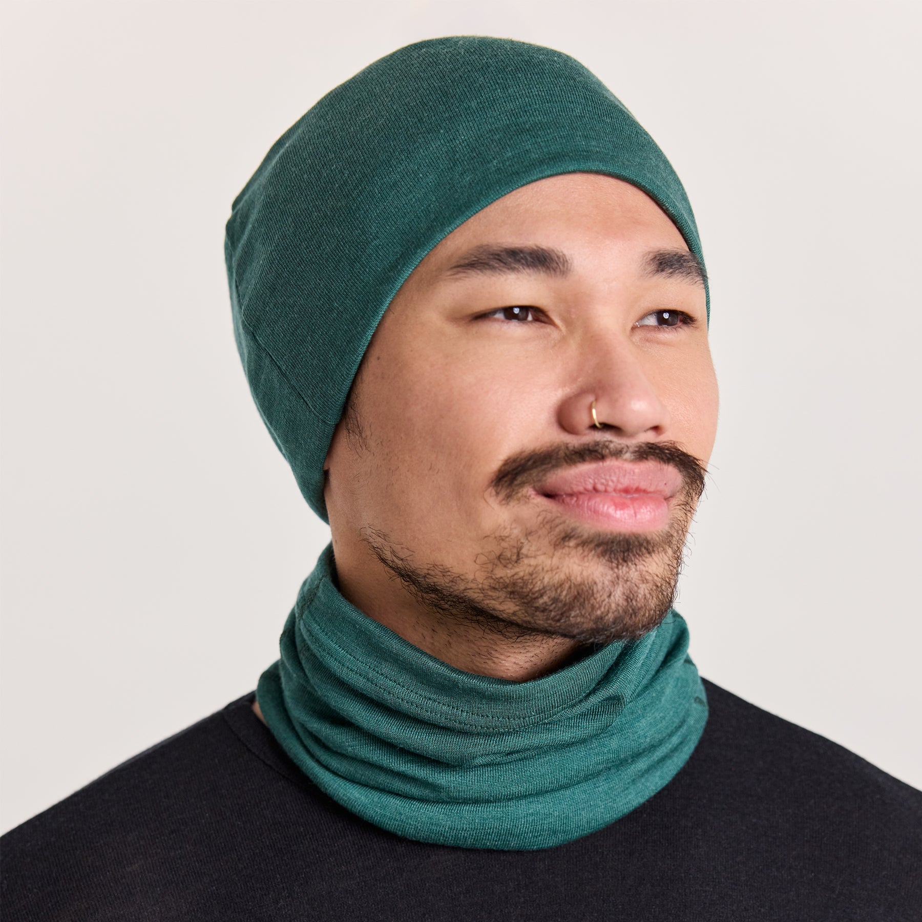 KLASSIKKO tuubihuivi ja KLASSIKKO pipo vihreässä sävyssä. Ohut ja kevyt merinosilkki on lämmin ja hengittävä.