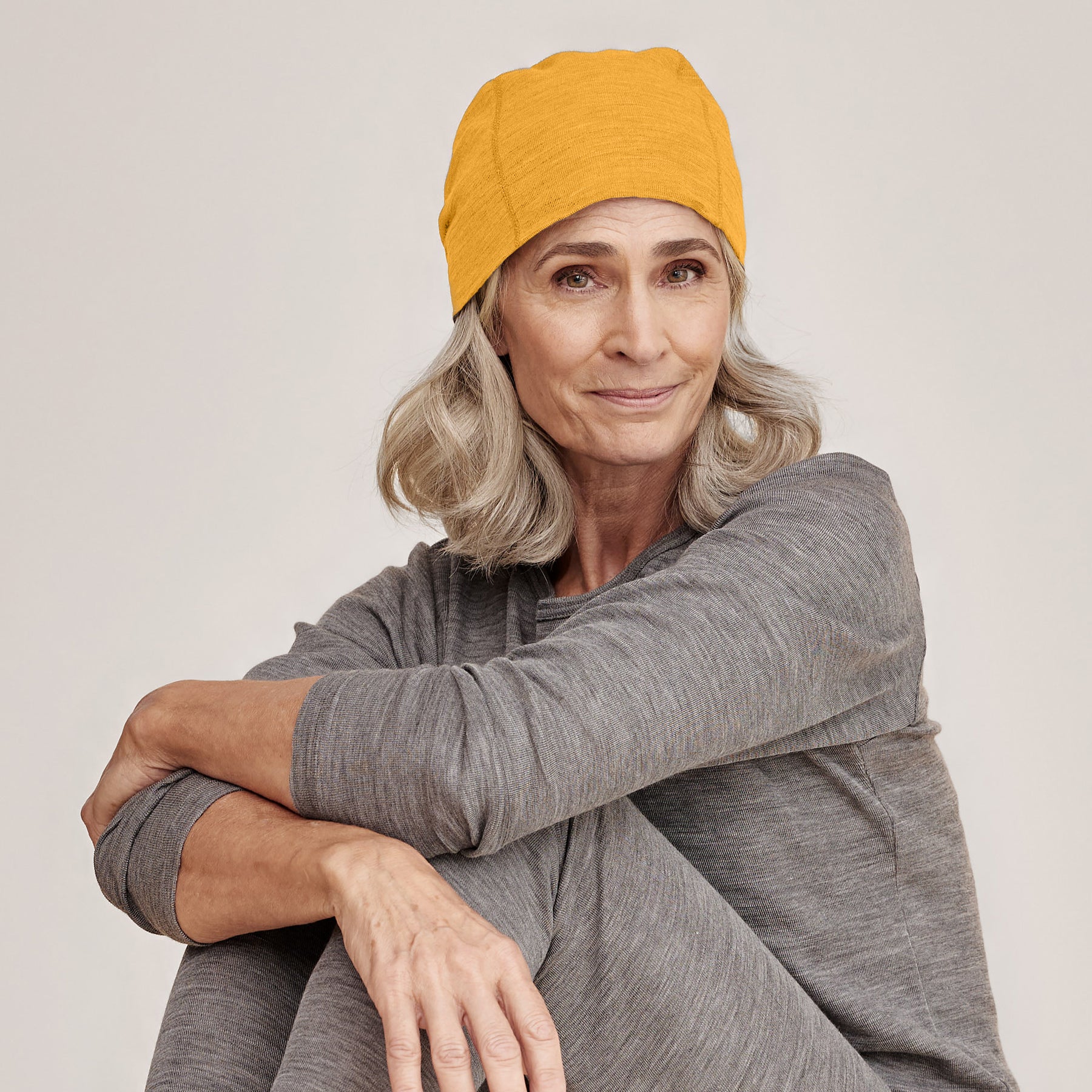 Oranssi aluspipo ja harmaa merinosilkkikerrasto. Valmistettu Suomessa, Kangasalla.