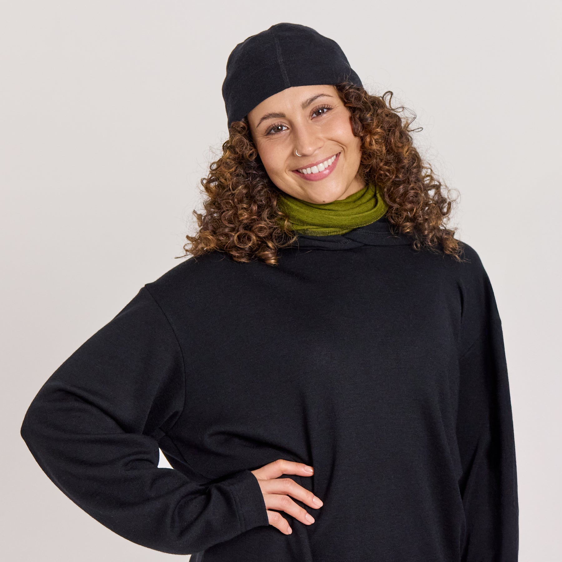 KLASSIKKO aluspipo mustan värisenä. METSÄ tuubihuivi vihreän värisenä. Lämpimät ja pehmeät asusteet pitävät sinut lämpimänä ulkona ja vapaa-ajalla. Aluspipo mahtuu pieneen tilaan.