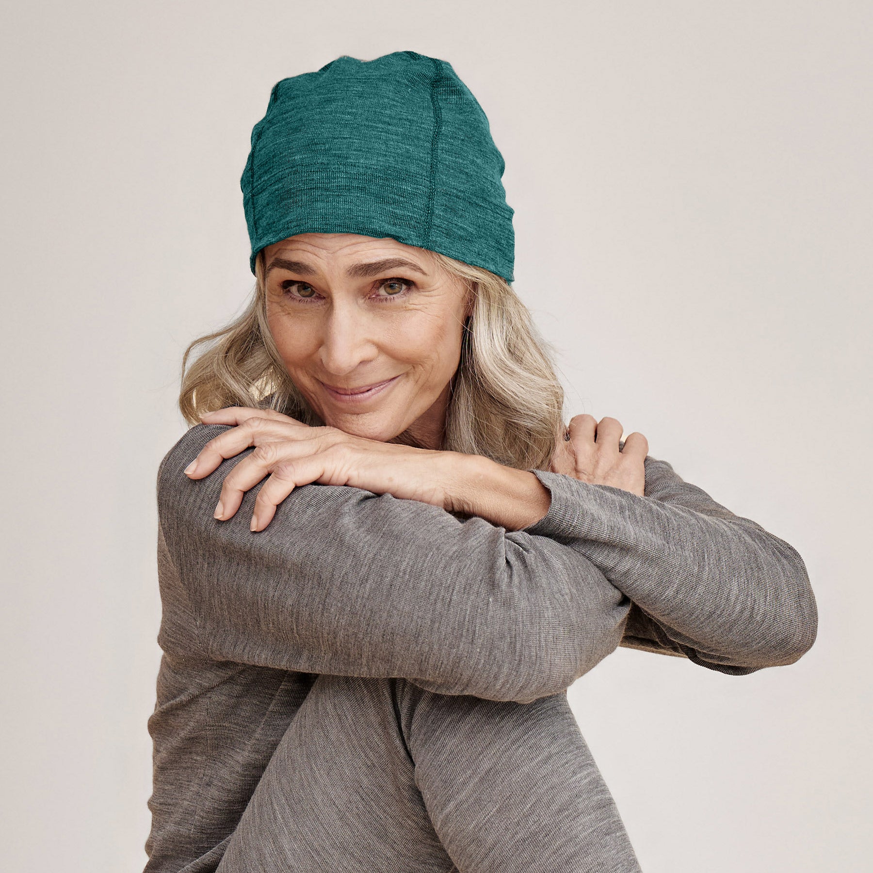 KLASSIKKO aluspipo merinosilkistä vihreänä. Kevyt ja ohut pipo mahtuu helposti kypärän alle.