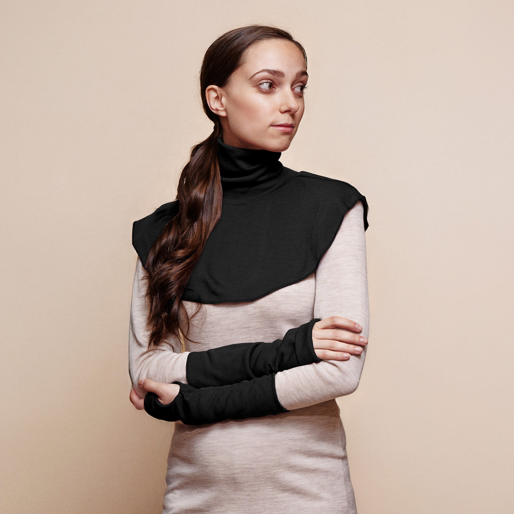 Merinosilkkinen kauluri, joka ulottuu kaulan lisäksi myös hartioiden päälle. Tuo lisälämpöä ja suojaa kylmältä.