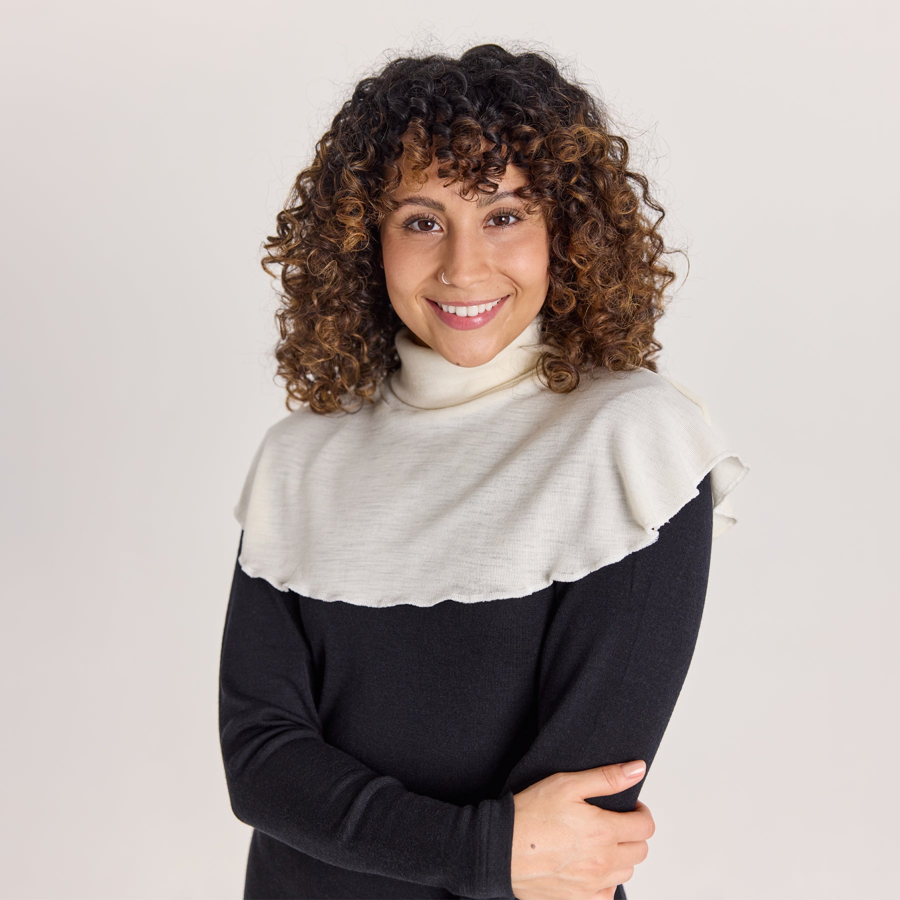 Luonnonvalkoinen KLASSIKKO kauluri on valmistettu ylellisen pehmeästä ja hengittävästä merinosilkistä. Kauluri peittää myös hartiat ja lämmittää viileällä säällä.