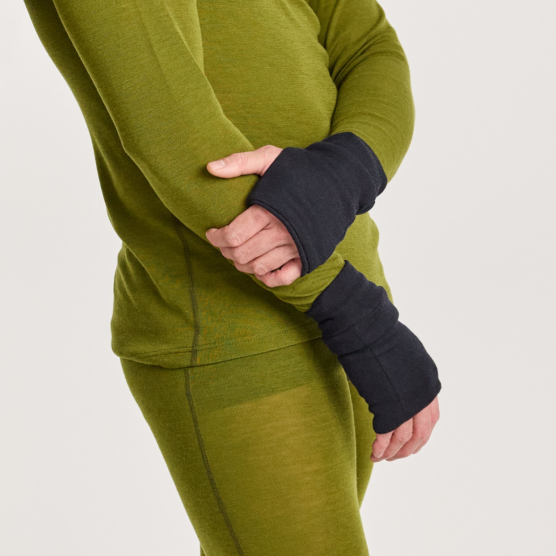 Mustat KLASSIKKO kynsikkäät ovat lämpimät ja pehmeät ranteiden ja kämmenen lämmittäjät.