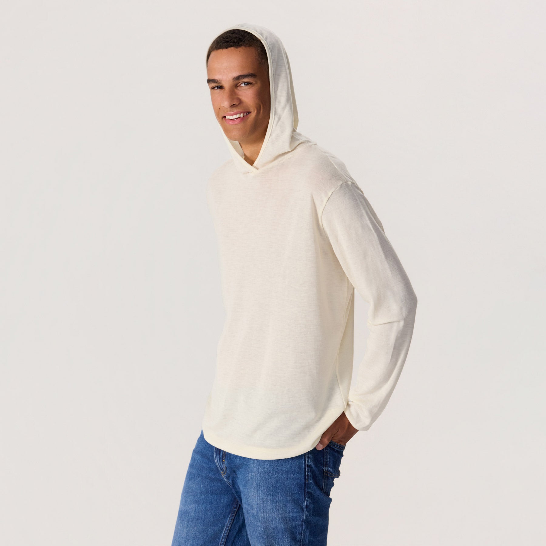 Luonnonvalkoinen KLASSIKKO huppari merinosilkistä miehen päällä. Kevyt ja pehmeä merinosilkki on valmistettu Kangasalla.