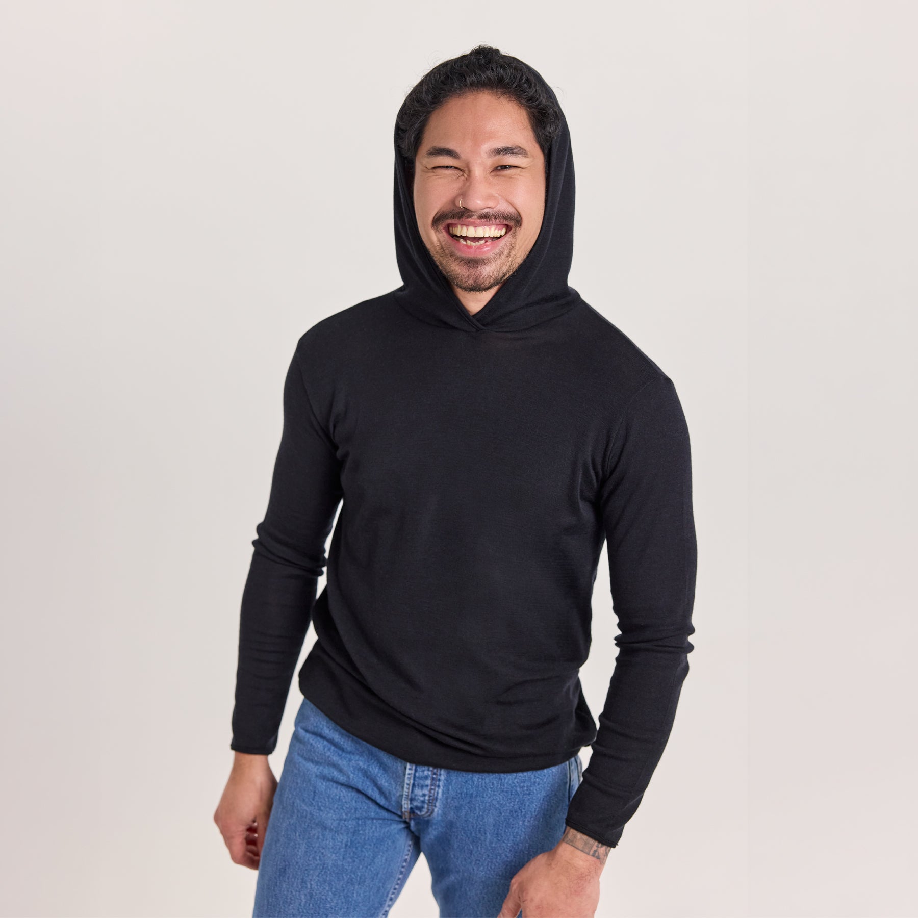 Unisex merinosilkkihuppari värissä musta. Ajaton, monipuolinen, hengittävä ja pehmeä huppari arkeen ja vapaa-aikaan. Valmistettu merinosilkistä.