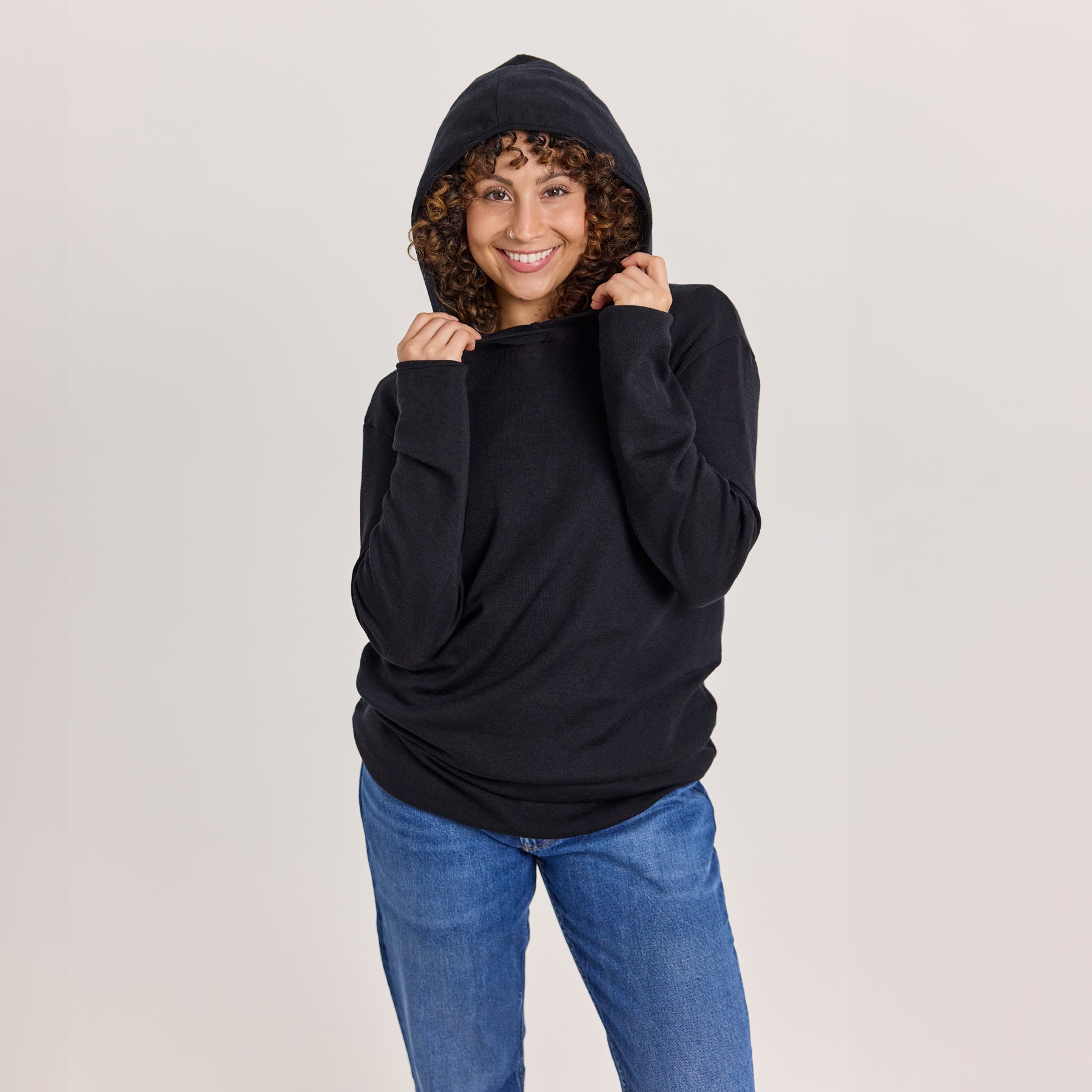 Kotimainen huppari merinosilkistä naisille ja miehille. Joustava merinosilkkineulos on ylellisen pehmeä ja kutittamaton, jota voit käyttää monipuolisesti ympäri vuoden.